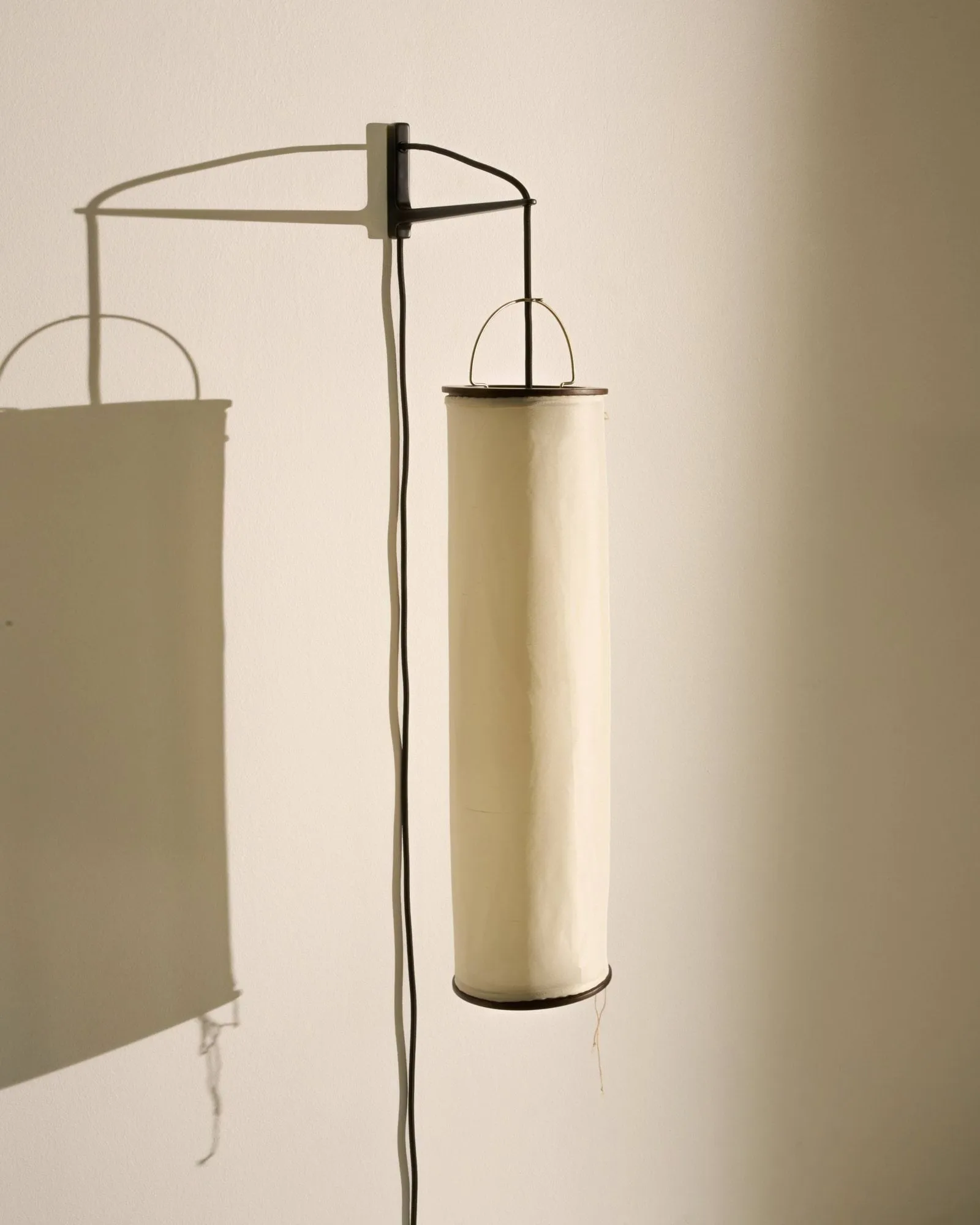 Silk Lantern candeeiro de parede, Natural white silk-semi mate preto GUBI