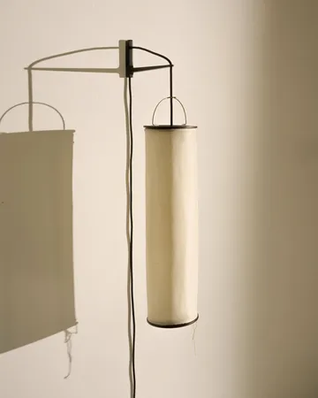 Silk Lantern candeeiro de parede - Natural white silk-semi mate preto - GUBI