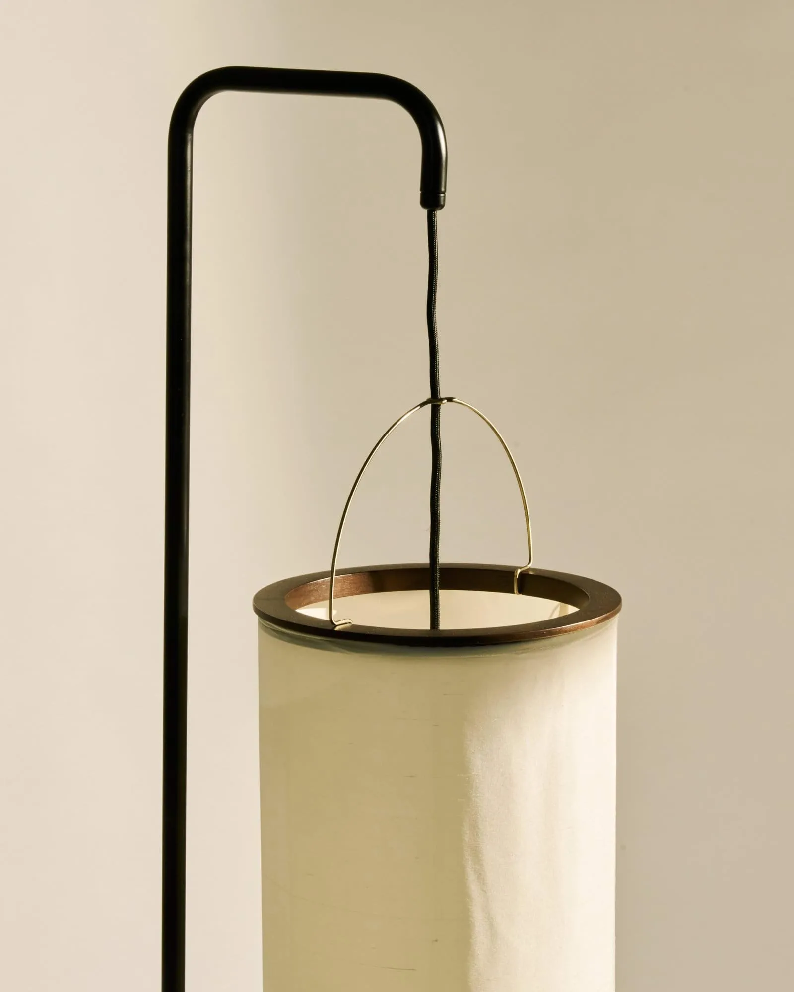 Silk Lantern candeeiro de pé, Natural white silk-semi matt preto, 163 cm GUBI