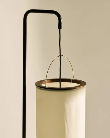 Silk Lantern candeeiro de pé - Natural white silk-semi matt preto, 163 cm - GUBI