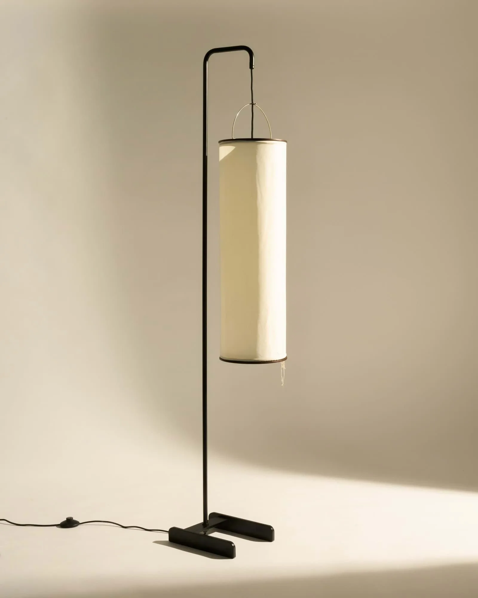 Silk Lantern candeeiro de pé, Natural white silk-semi matt preto, 163 cm GUBI
