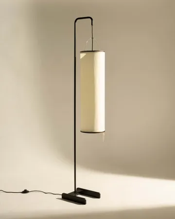 Silk Lantern candeeiro de pé - Natural white silk-semi matt preto, 163 cm - GUBI