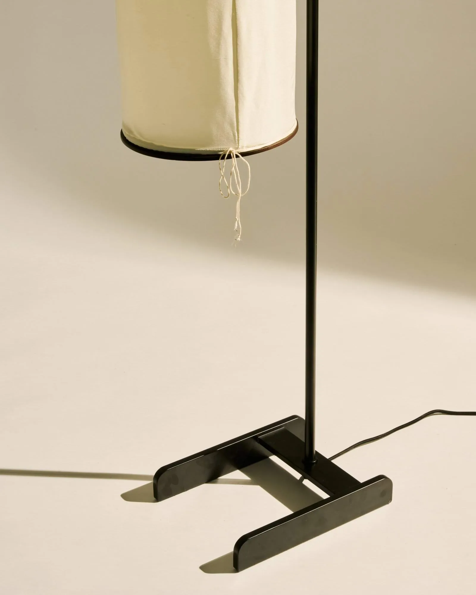 Silk Lantern candeeiro de pé, Natural white silk-semi matt preto, 163 cm GUBI