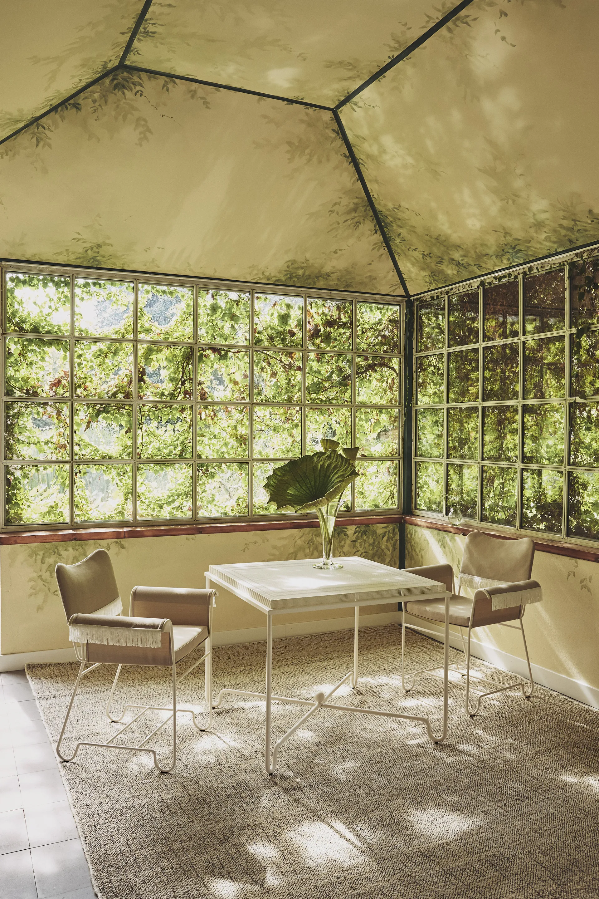 Tropique mesa 90x90x75 cm, Classic branco semi matt GUBI