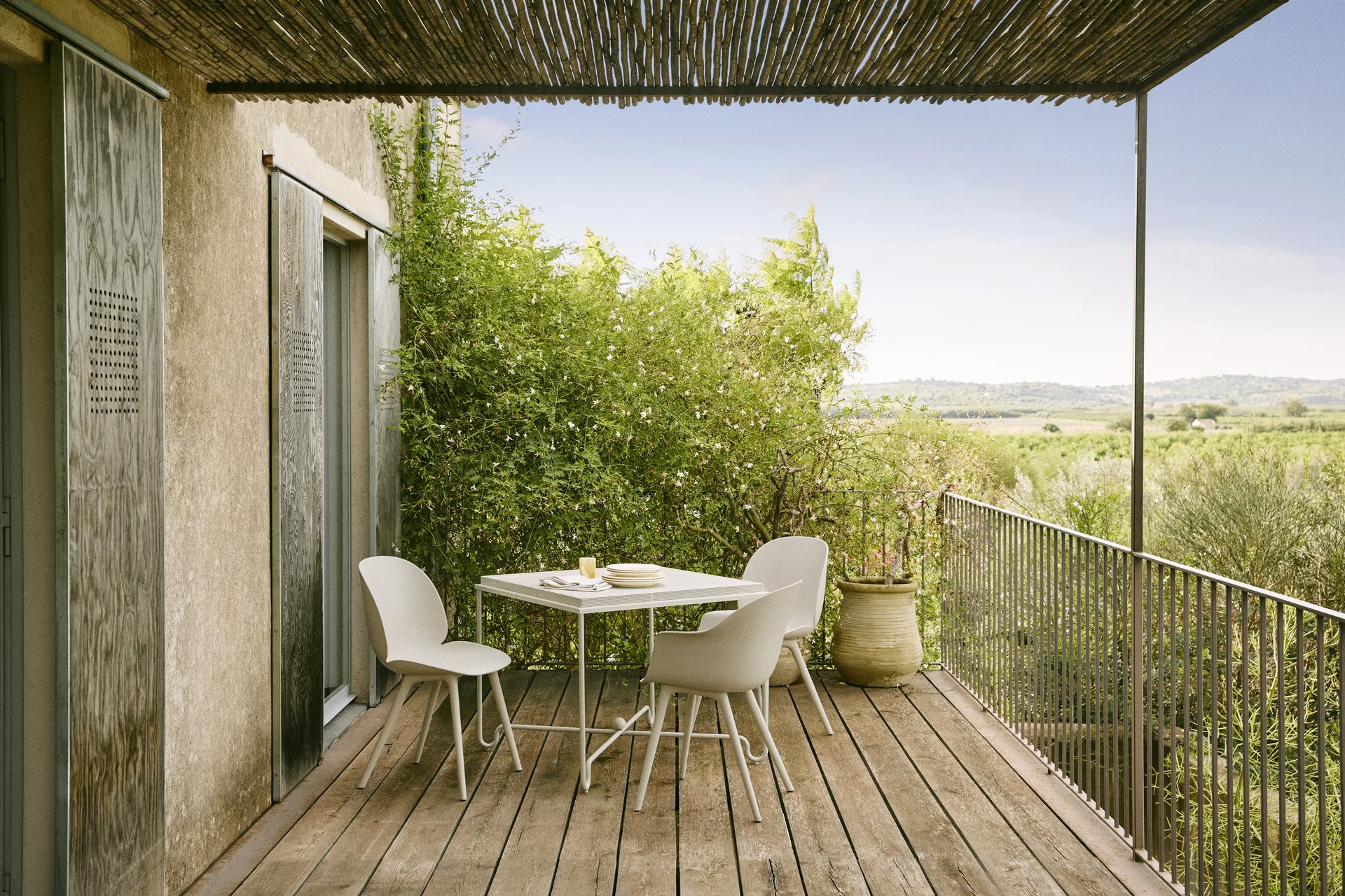 Tropique mesa 90x90x75 cm, Classic branco semi matt GUBI