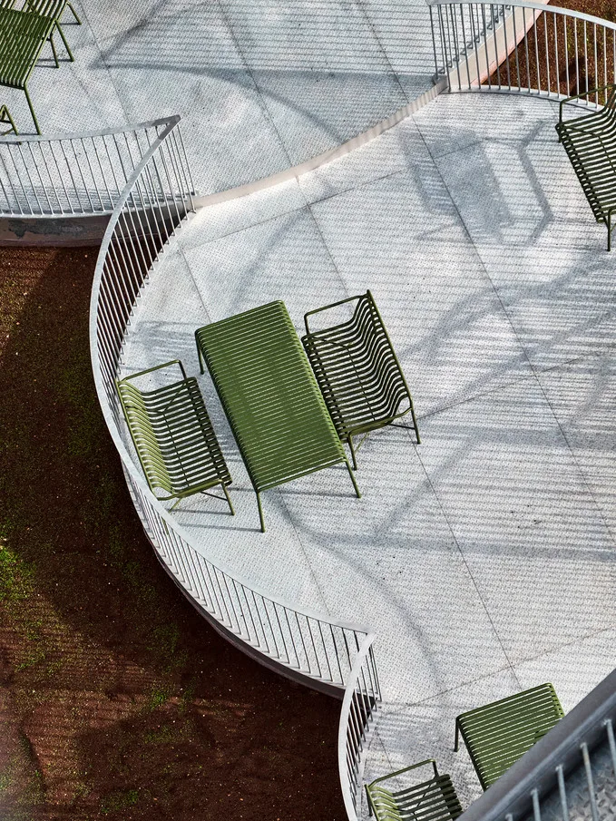 Banco com apoios de braços Palissade Dining, Olive HAY