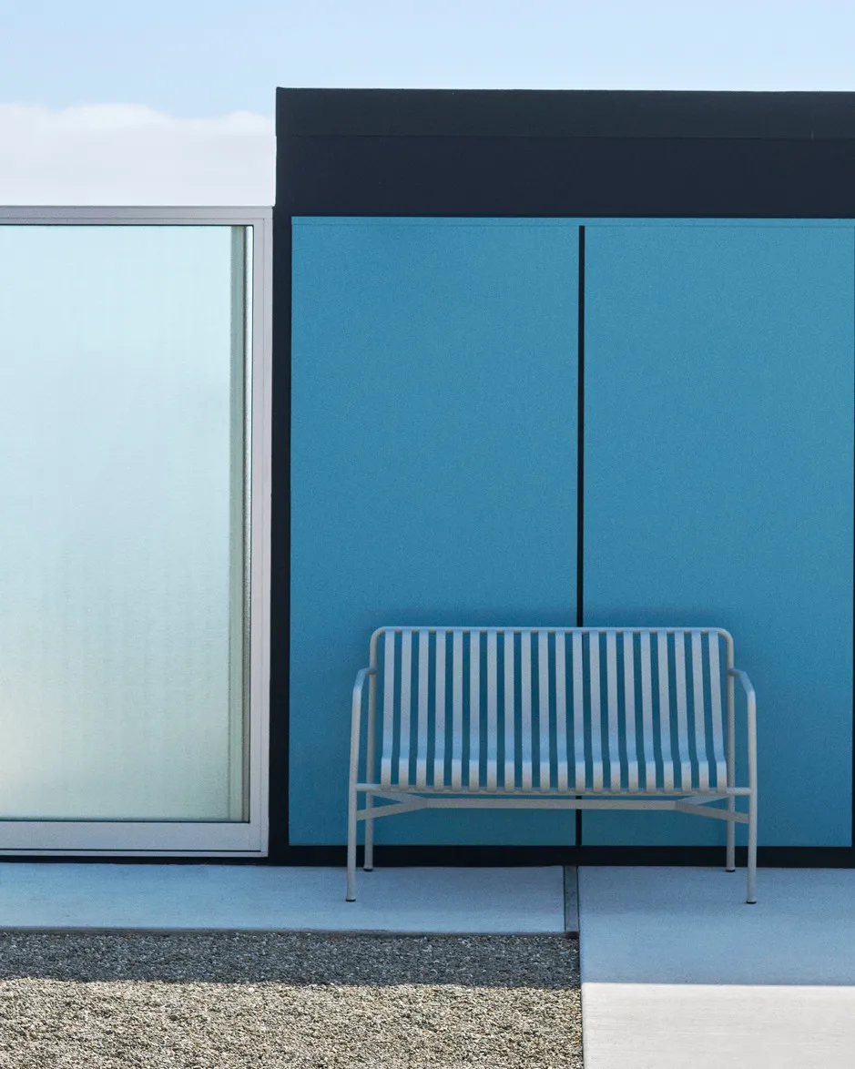 Banco com apoios de braços Palissade Dining, Sky grey HAY