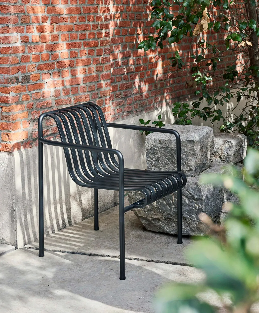 Cadeira com apoios de braços Palissade Dining, Anthracite HAY