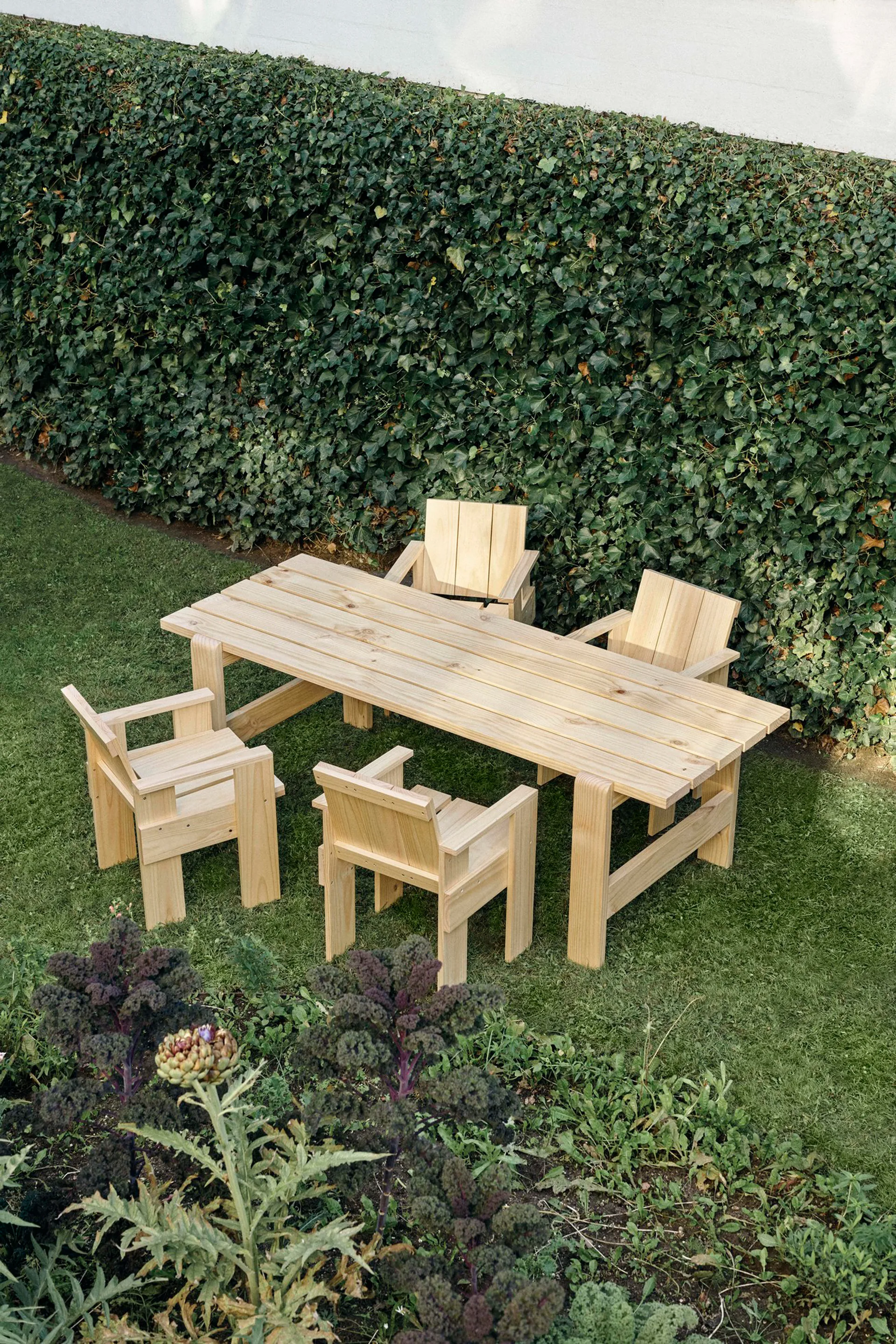 Cadeira com braços Crate Dining Chair, Water-based lacquered pinewood HAY