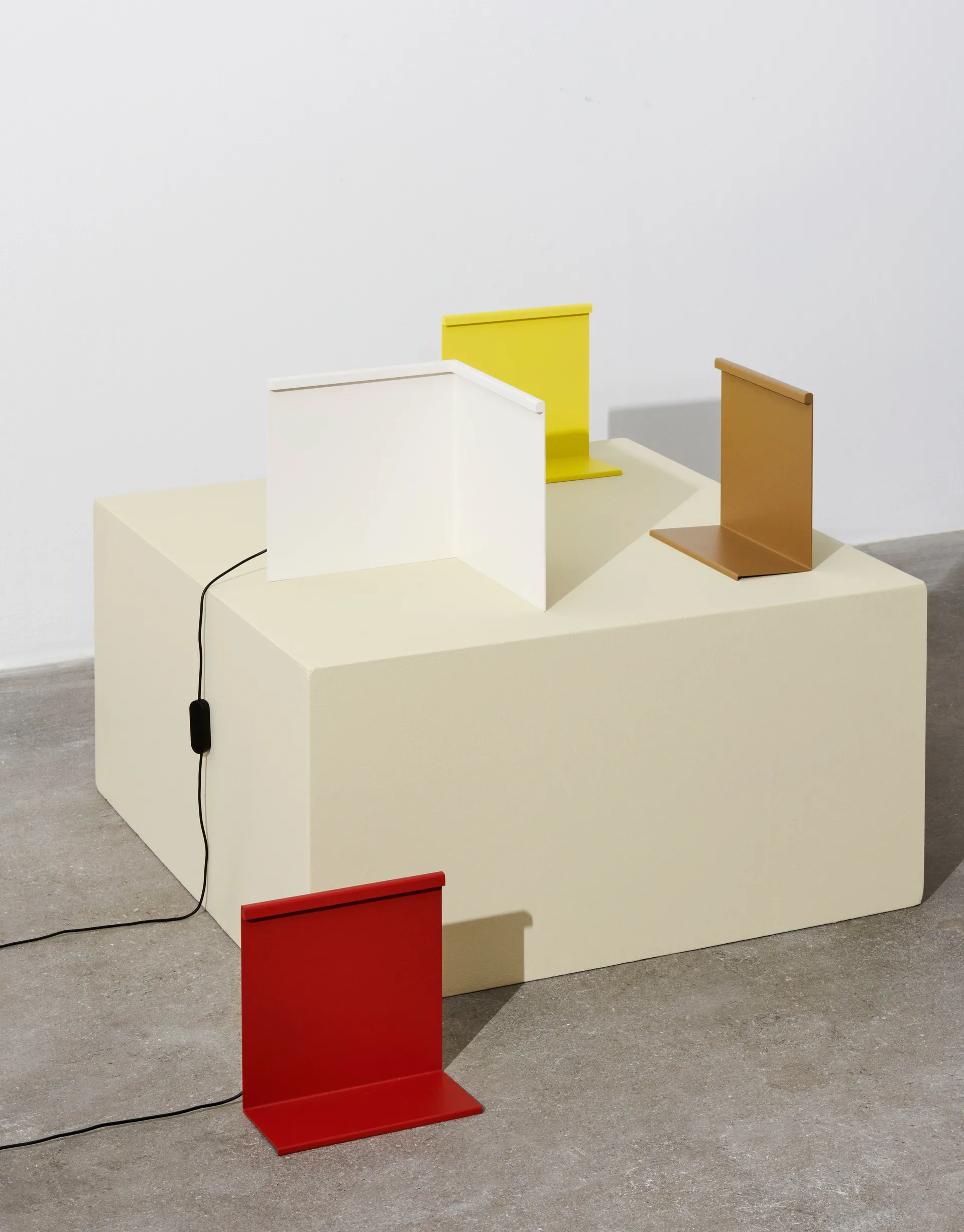 Candeeiro de mesa LBM Corner, Branco creme  HAY