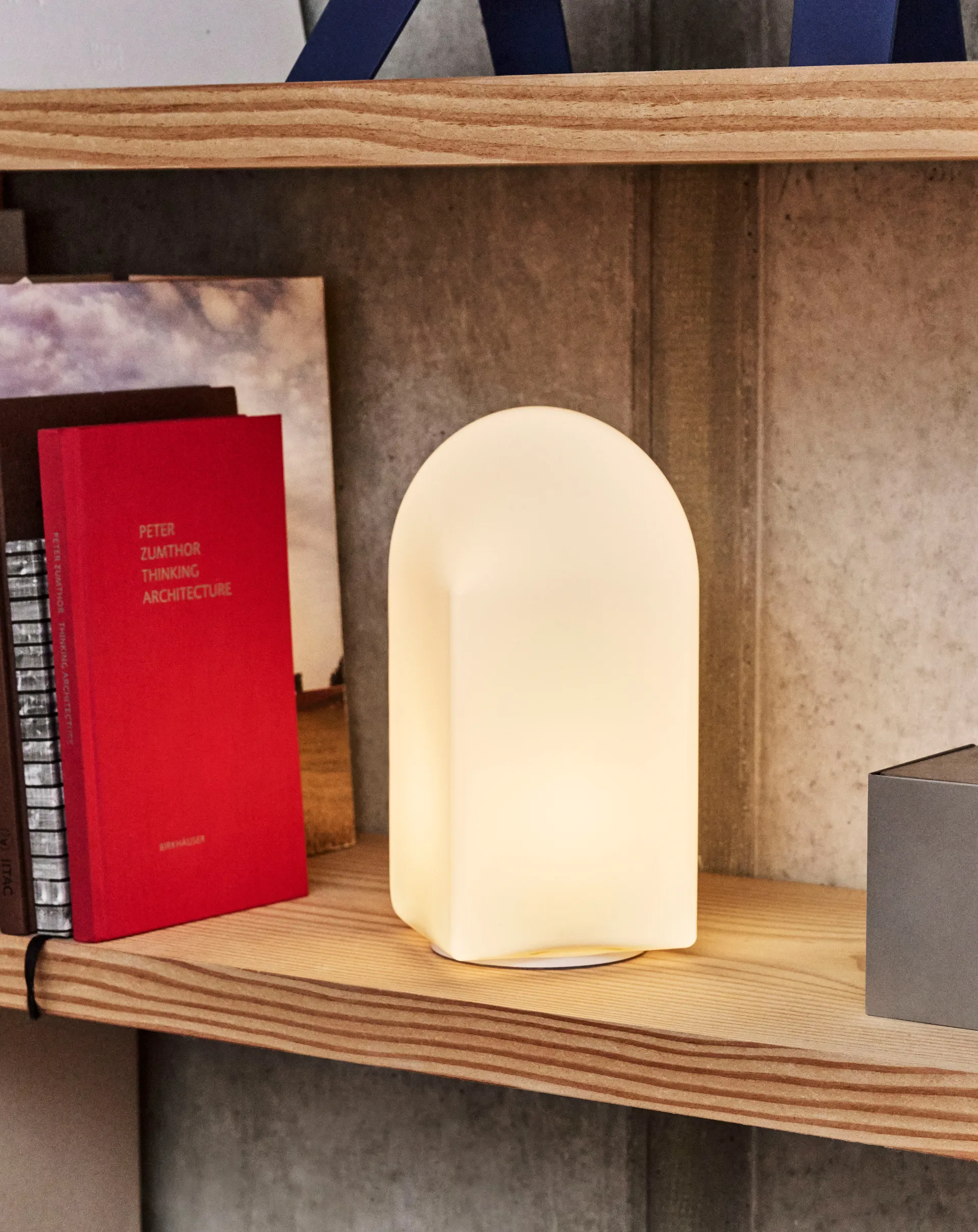 Candeeiro de mesa Parade Portable 24 cm, Shell white HAY