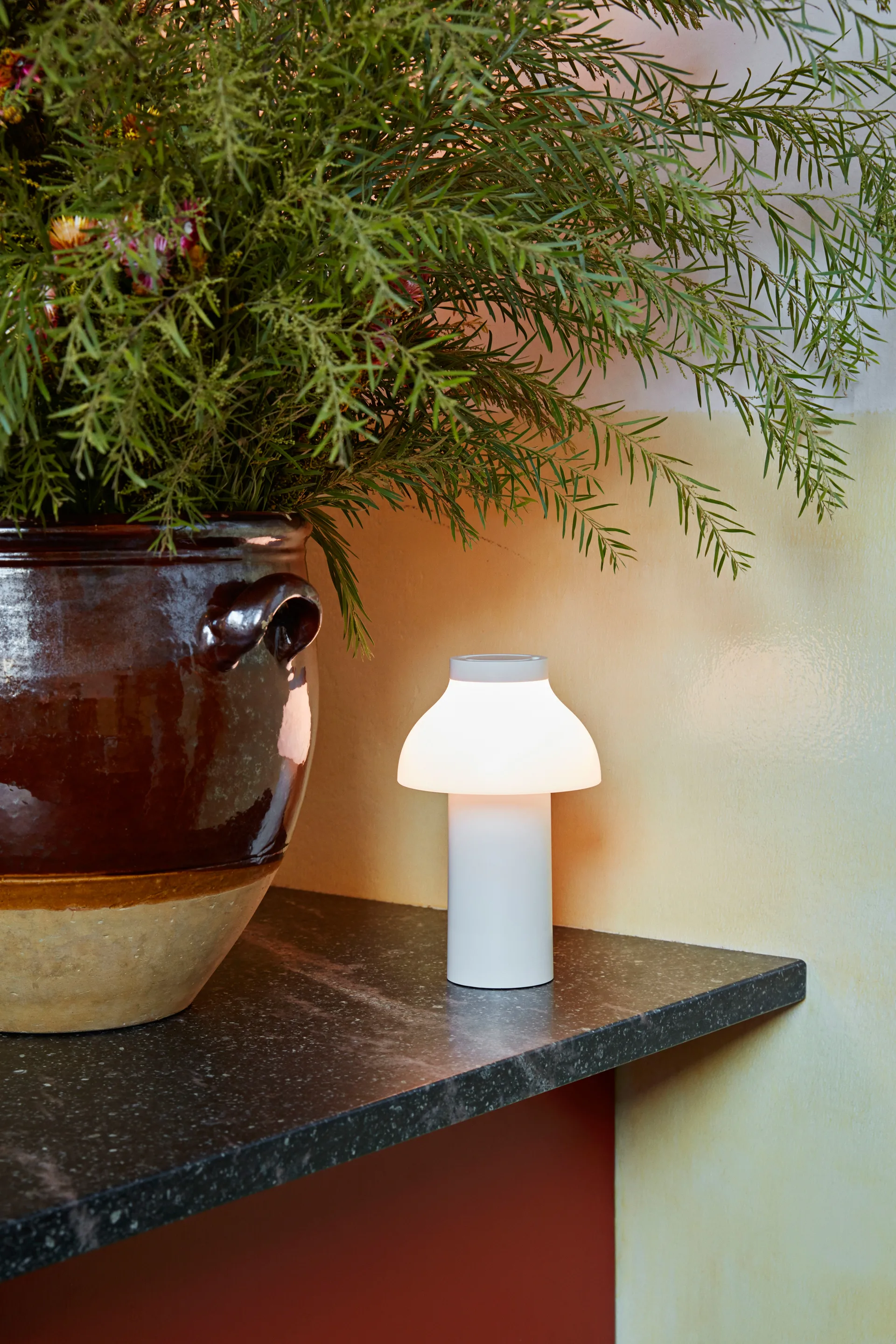 Candeeiro de mesa PC Portable, Cream white HAY