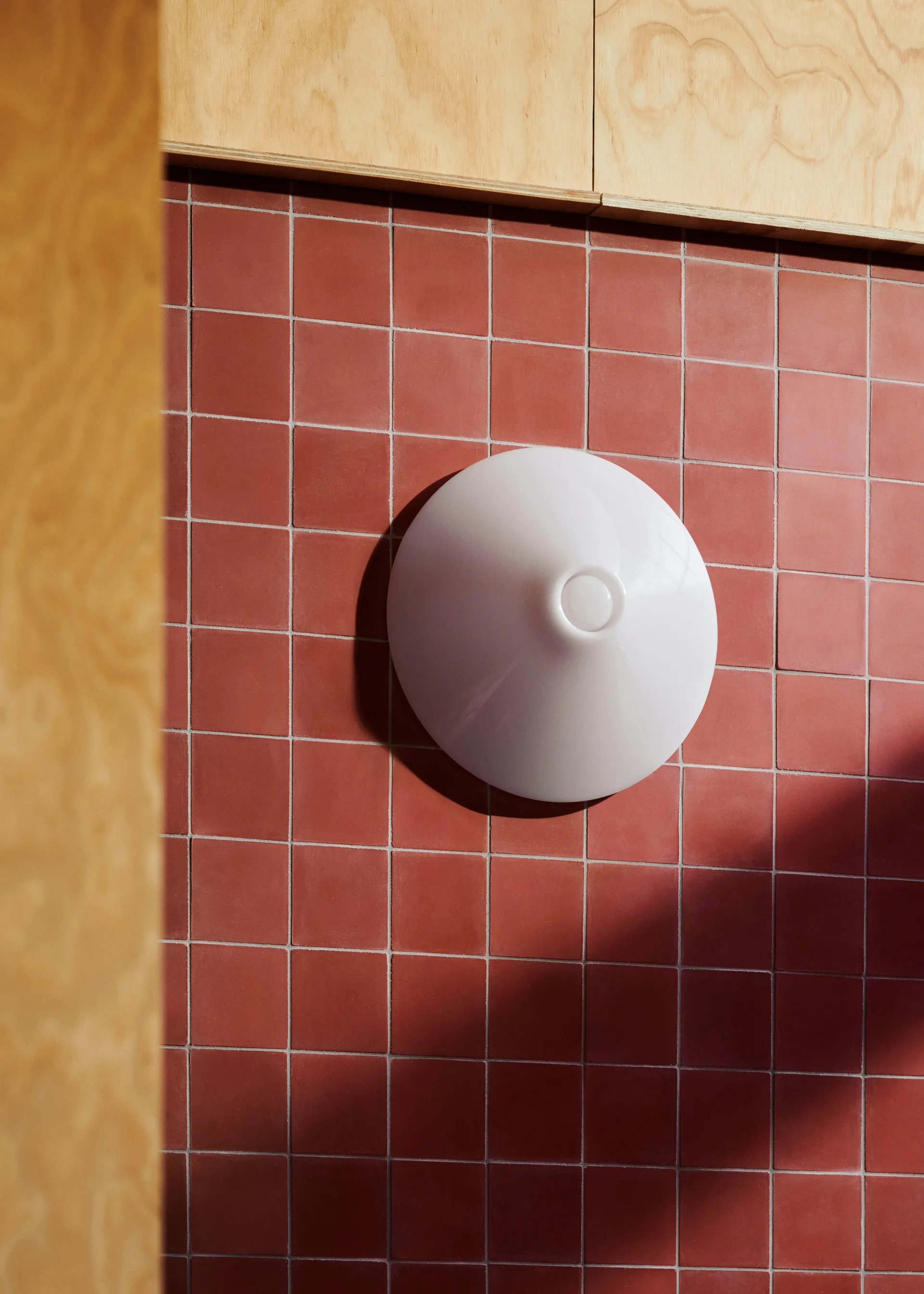 Candeeiro de parede Ono Flush Mount Ø35 cm, Opal acrylic HAY