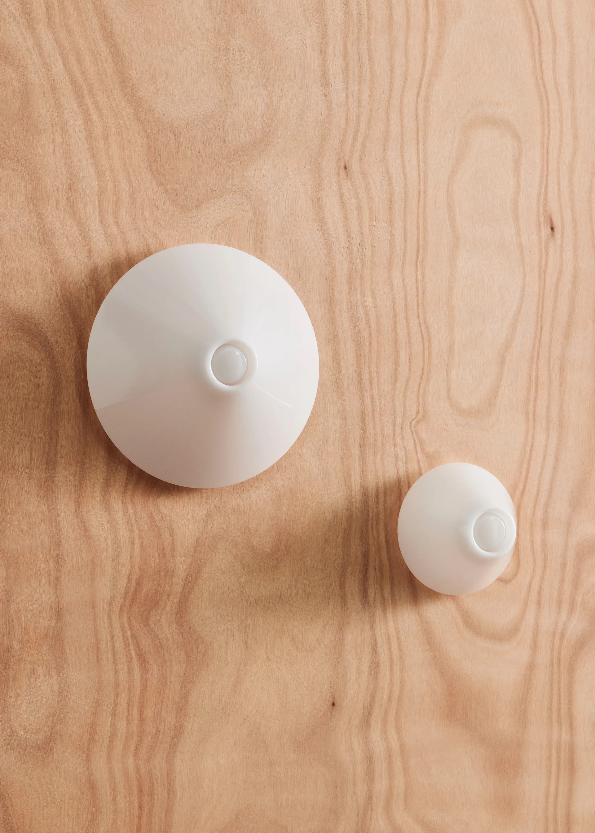 Candeeiro de parede Ono Flush Mount Ø35 cm, Opal acrylic HAY