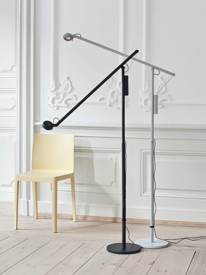 Candeeiro de pé Fifty-Fifty, Soft black HAY