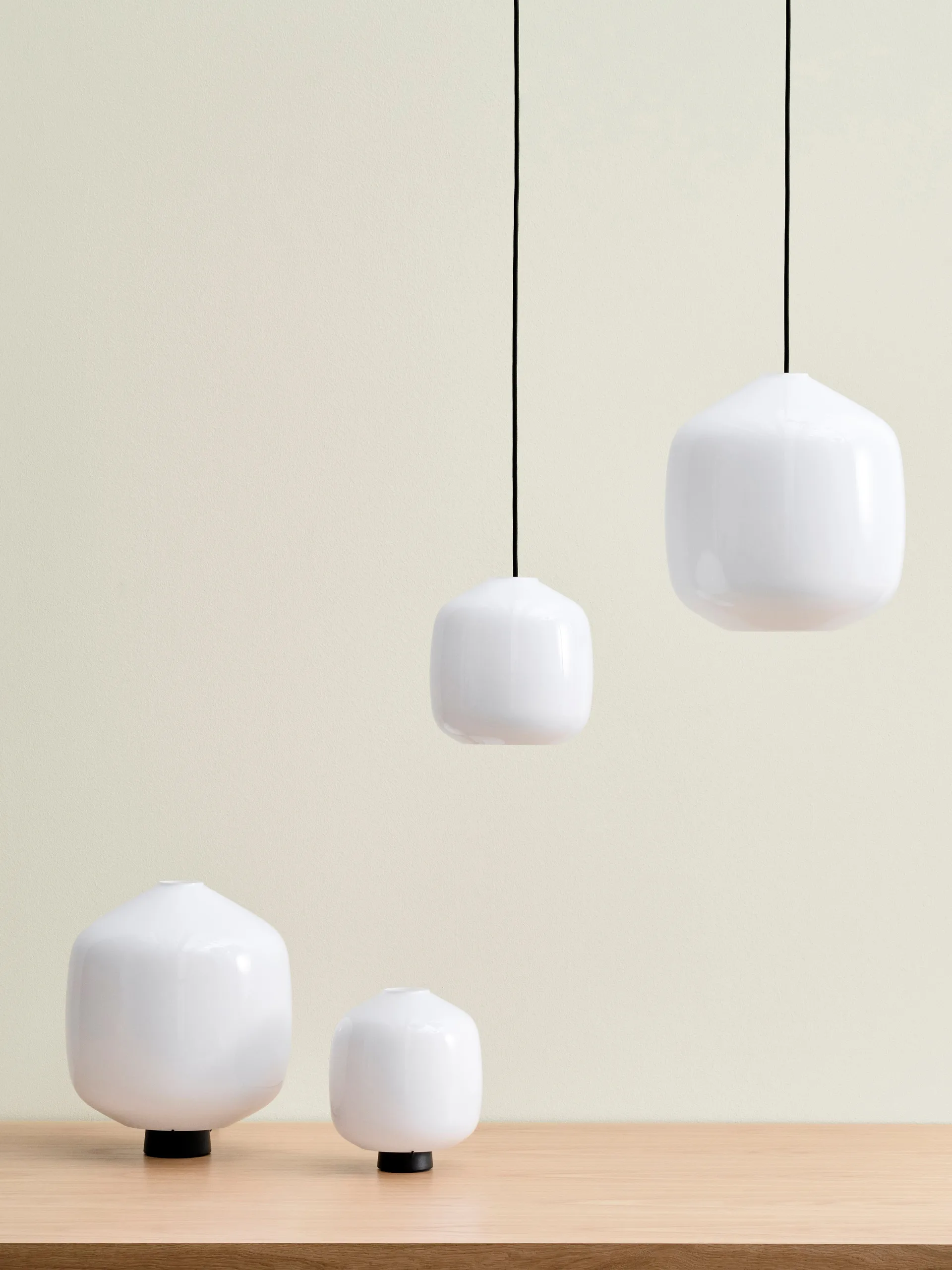 Candeeiro suspenso Buoy Ø20 cm, Opal glass-amber yellow HAY