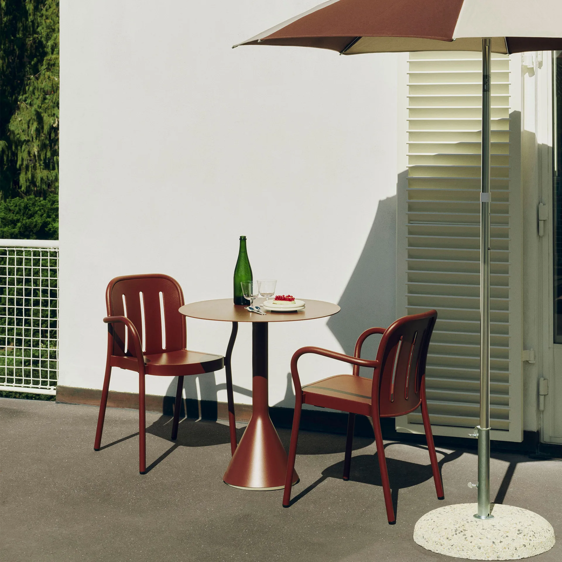 Deville cadeira de braços , Vermelho ferro HAY