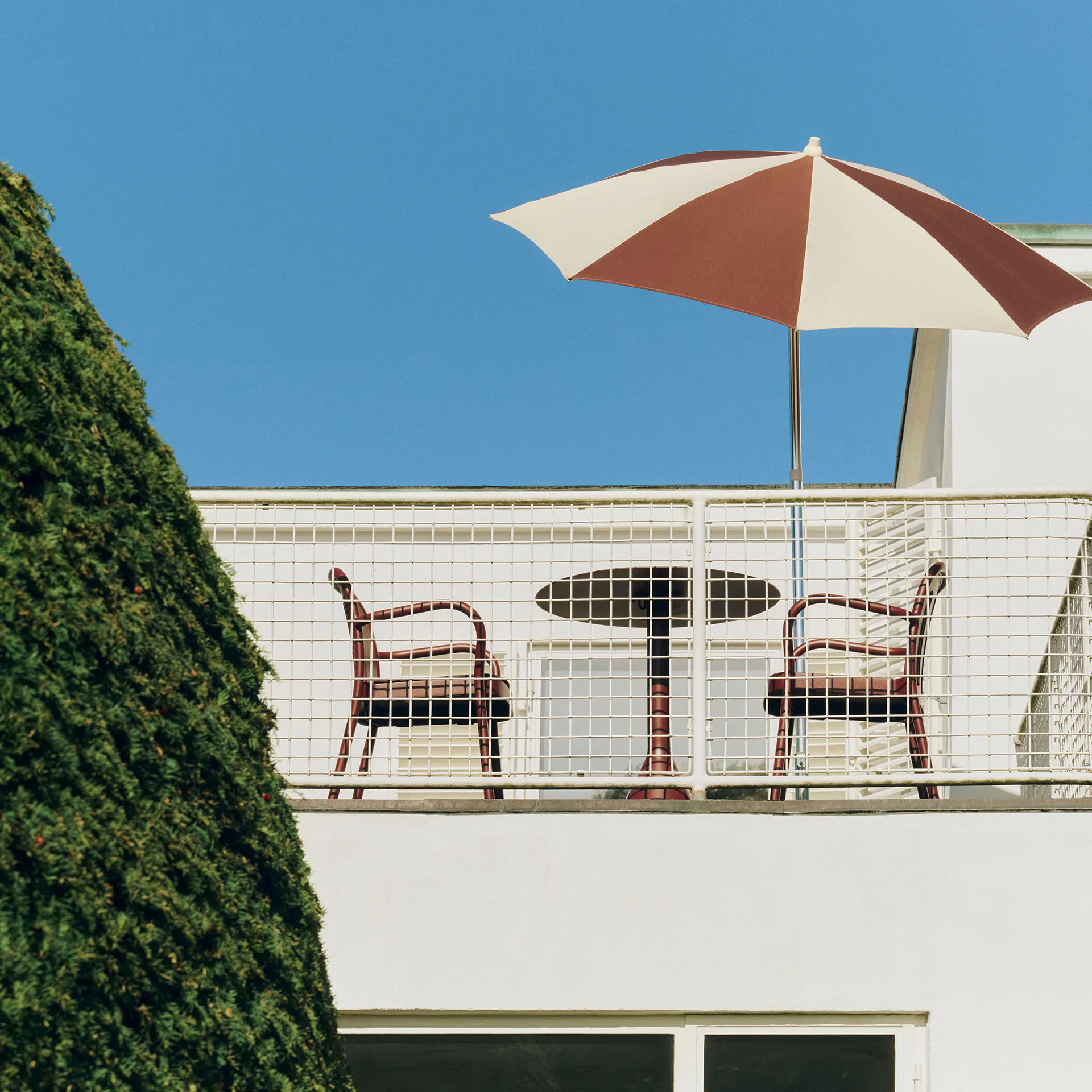 Deville cadeira de braços , Vermelho ferro HAY