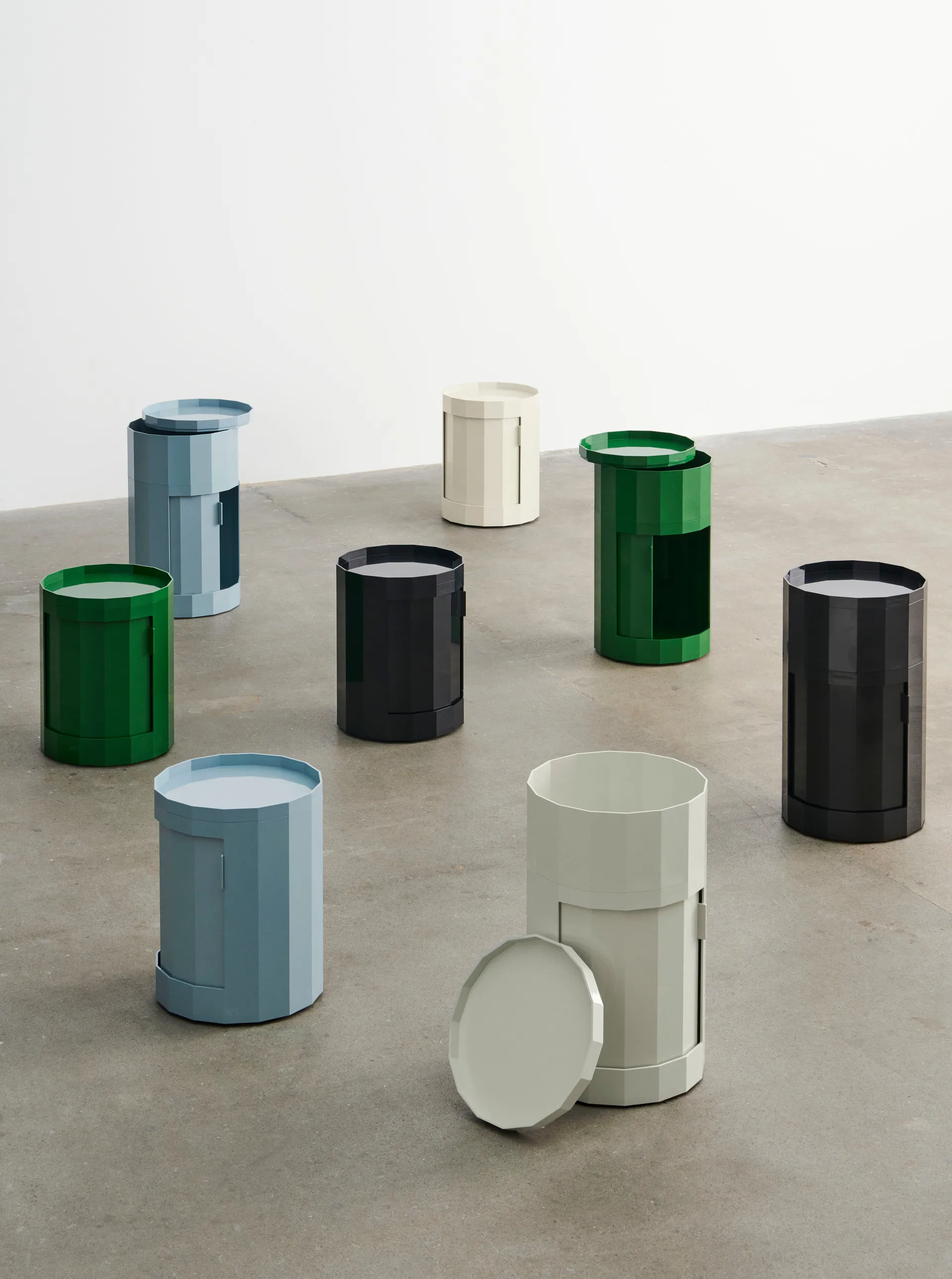 Facet Cabinet mesa lateral alta com pés-rodas 66 cm, Anthracite HAY