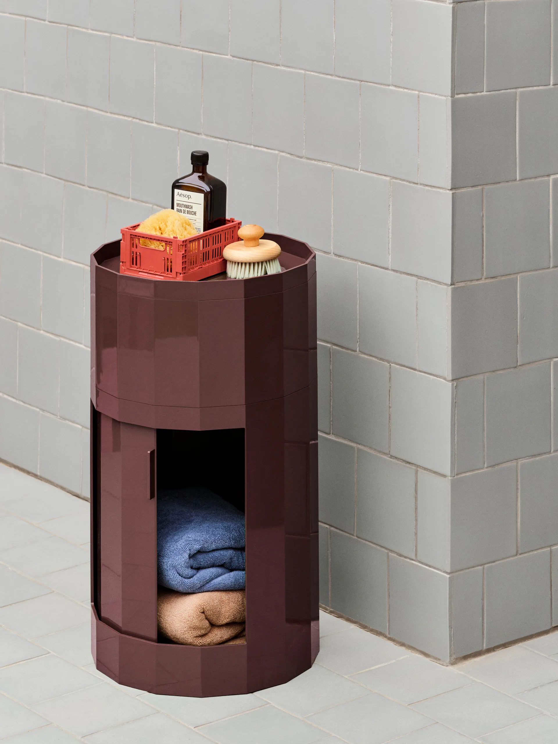 Facet Cabinet mesa lateral alta com pés-rodas 66 cm, Borgonha HAY