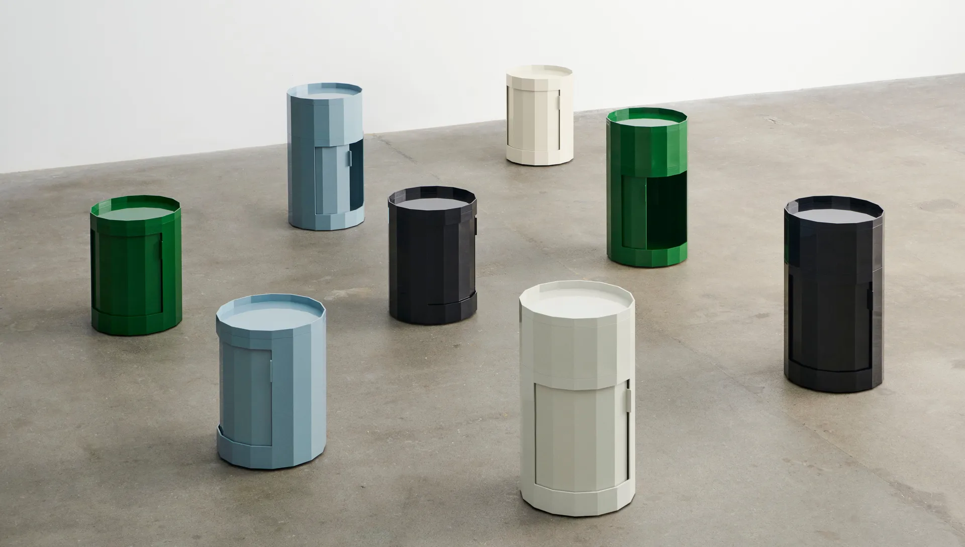 Facet Cabinet mesa lateral alta com pés-rodas 66 cm, Eggshell HAY