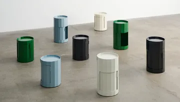 Facet Cabinet mesa lateral alta com pés-rodas 66 cm - Eggshell - HAY