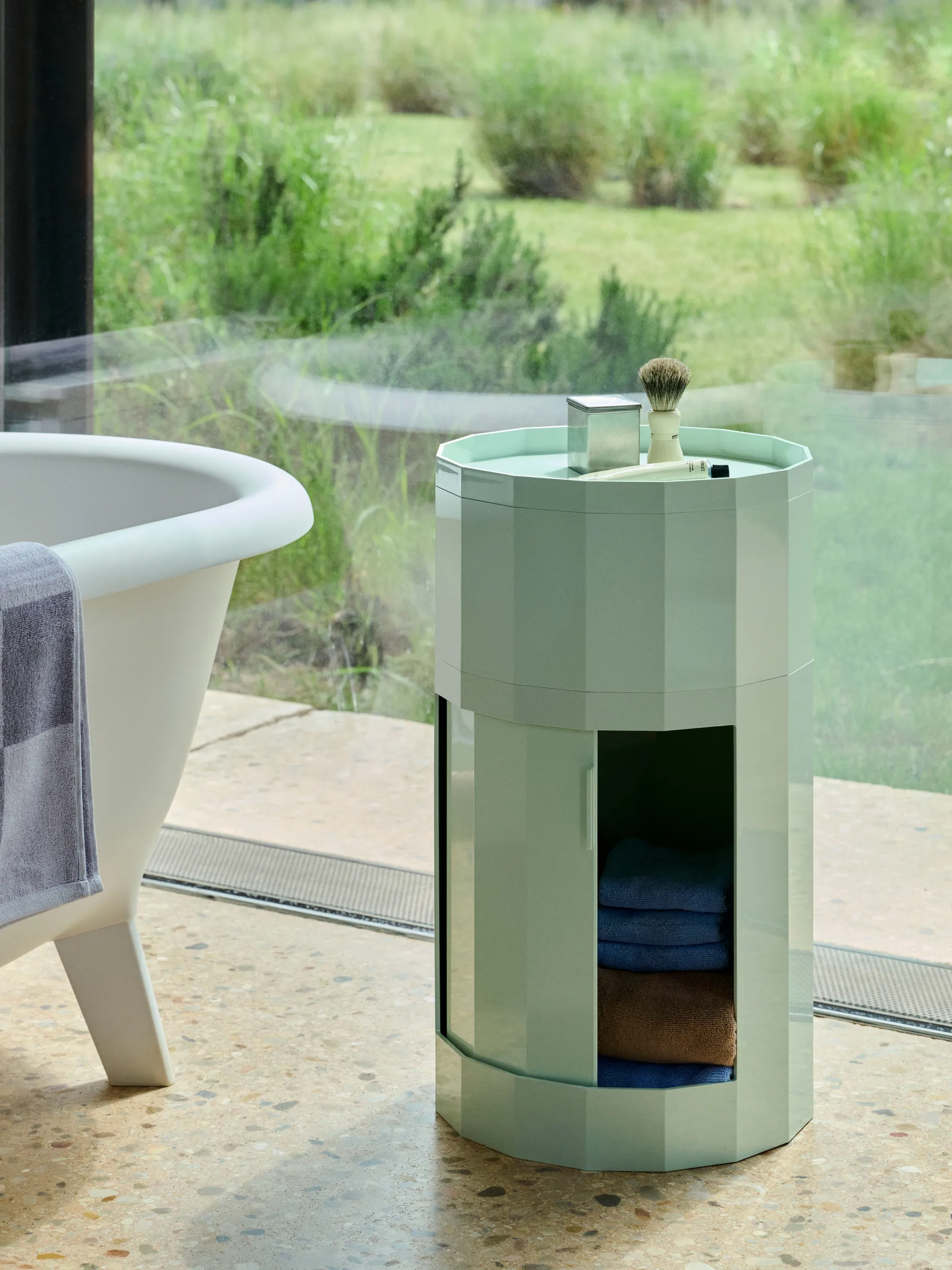 Facet Cabinet mesa lateral alta com pés-rodas 66 cm, Menta suave HAY