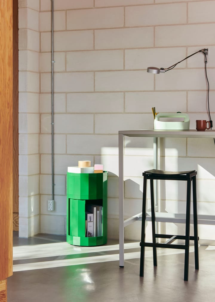 Facet Cabinet mesa lateral alta com pés-rodas 66 cm, Spinach green HAY