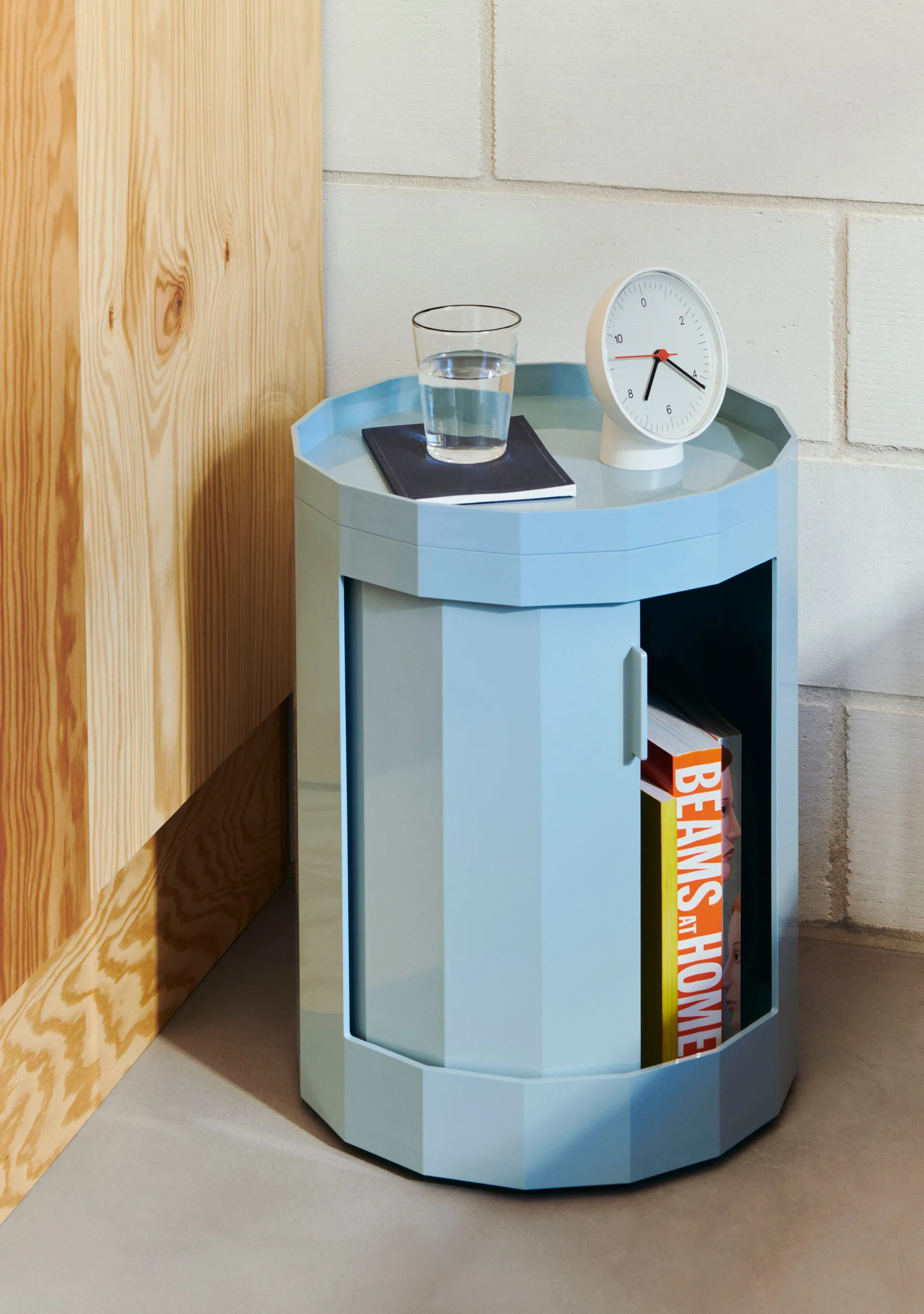 Facet Cabinet mesa lateral baixa com pés-rodas 49 cm, Misty blue HAY