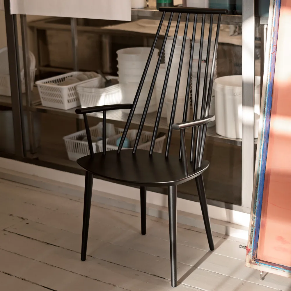 J110 cadeira com braços , White lacquered beech HAY