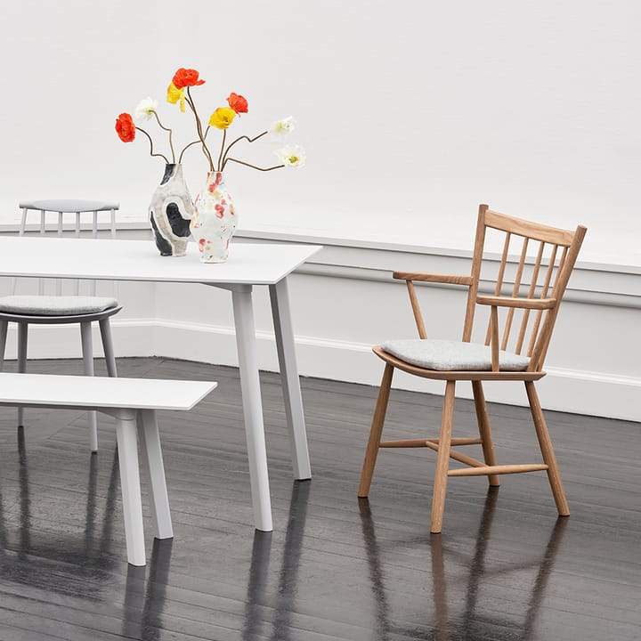 J42 cadeira com braços , White lacquered beech HAY