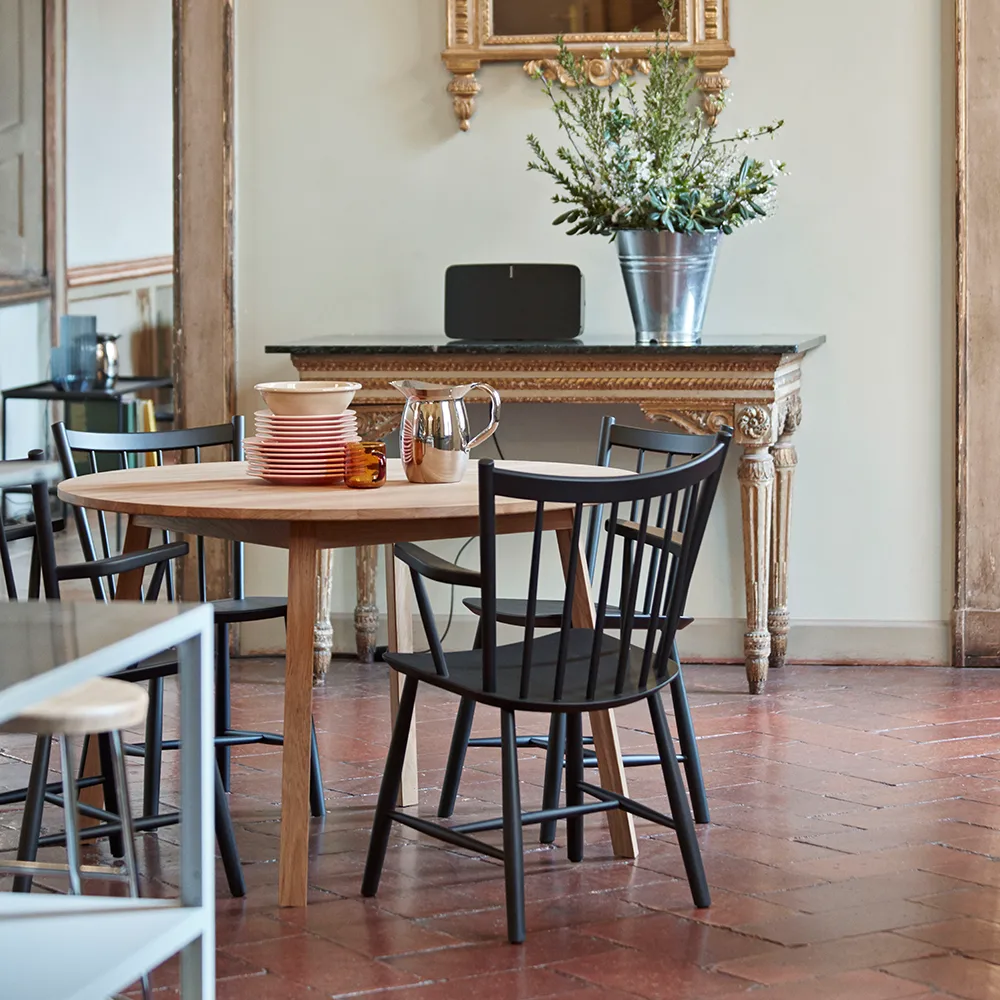 J42 cadeira com braços , White lacquered beech HAY