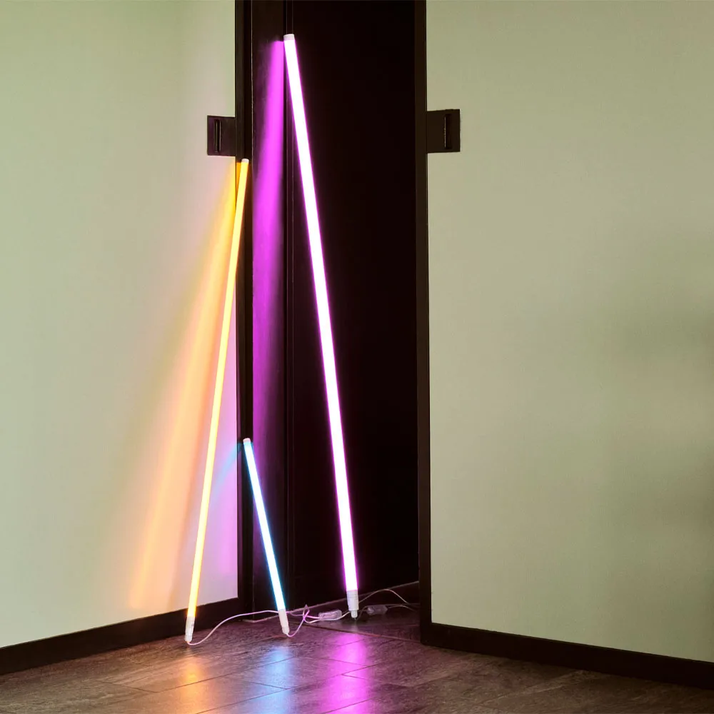 Lâmpada fluorescente Neon Tube Slim 120 cm de HAY | → NordicNest.pt