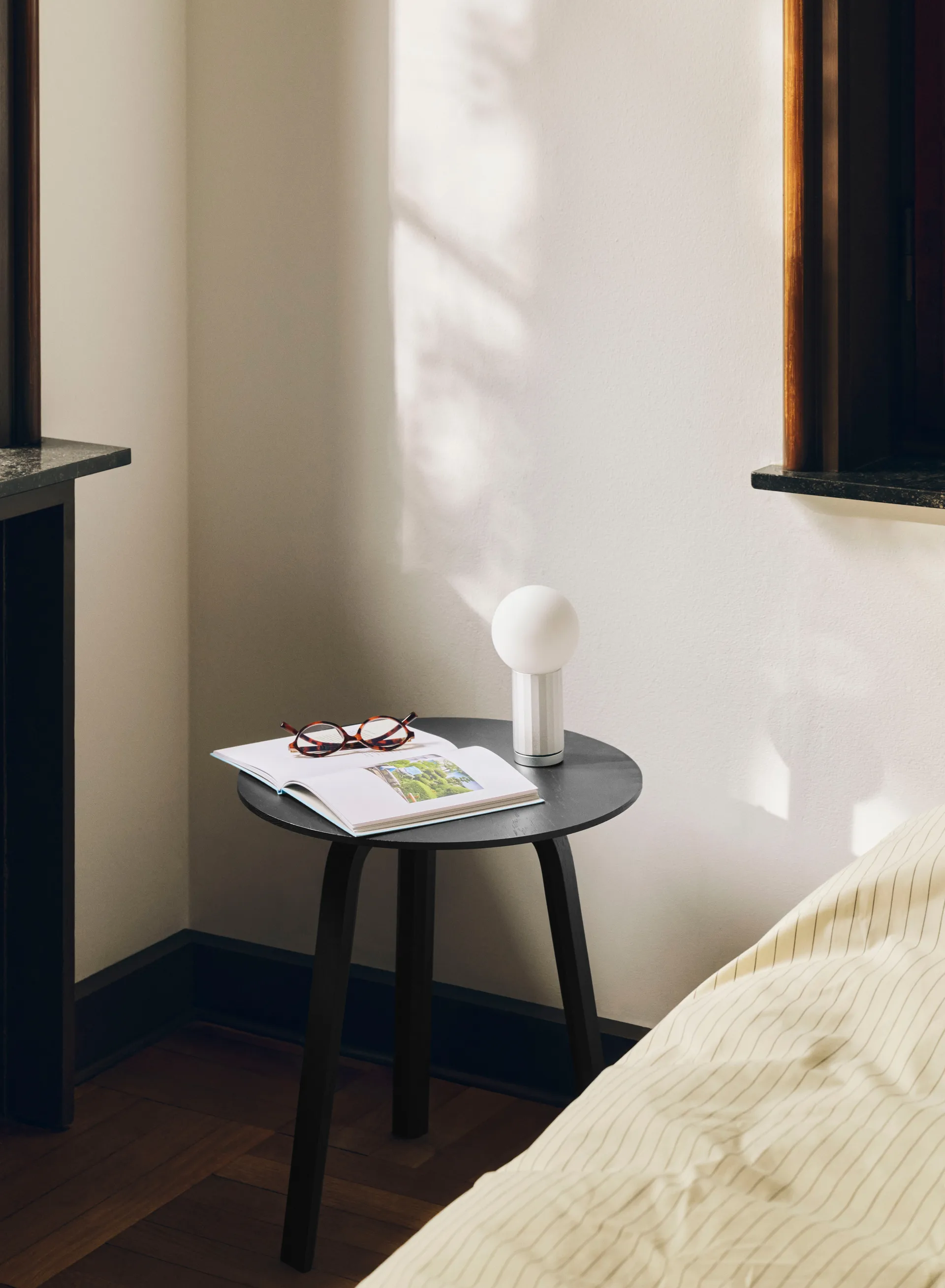 Mesa de centro Bella, Blue charcoal, Ø45x49 cm HAY