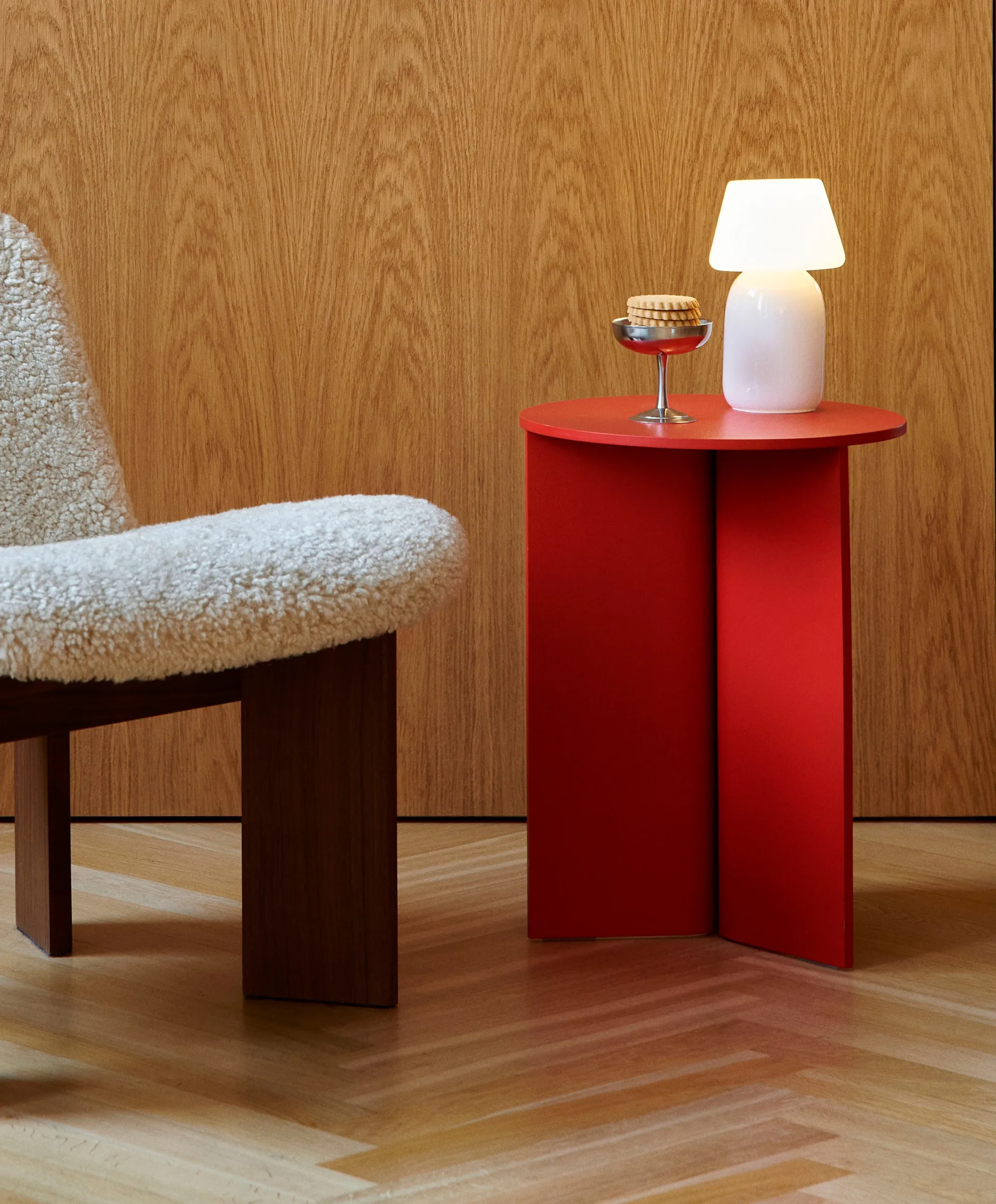 Mesa lateral Slit high Ø35 cm, Candy red lacquered oak HAY