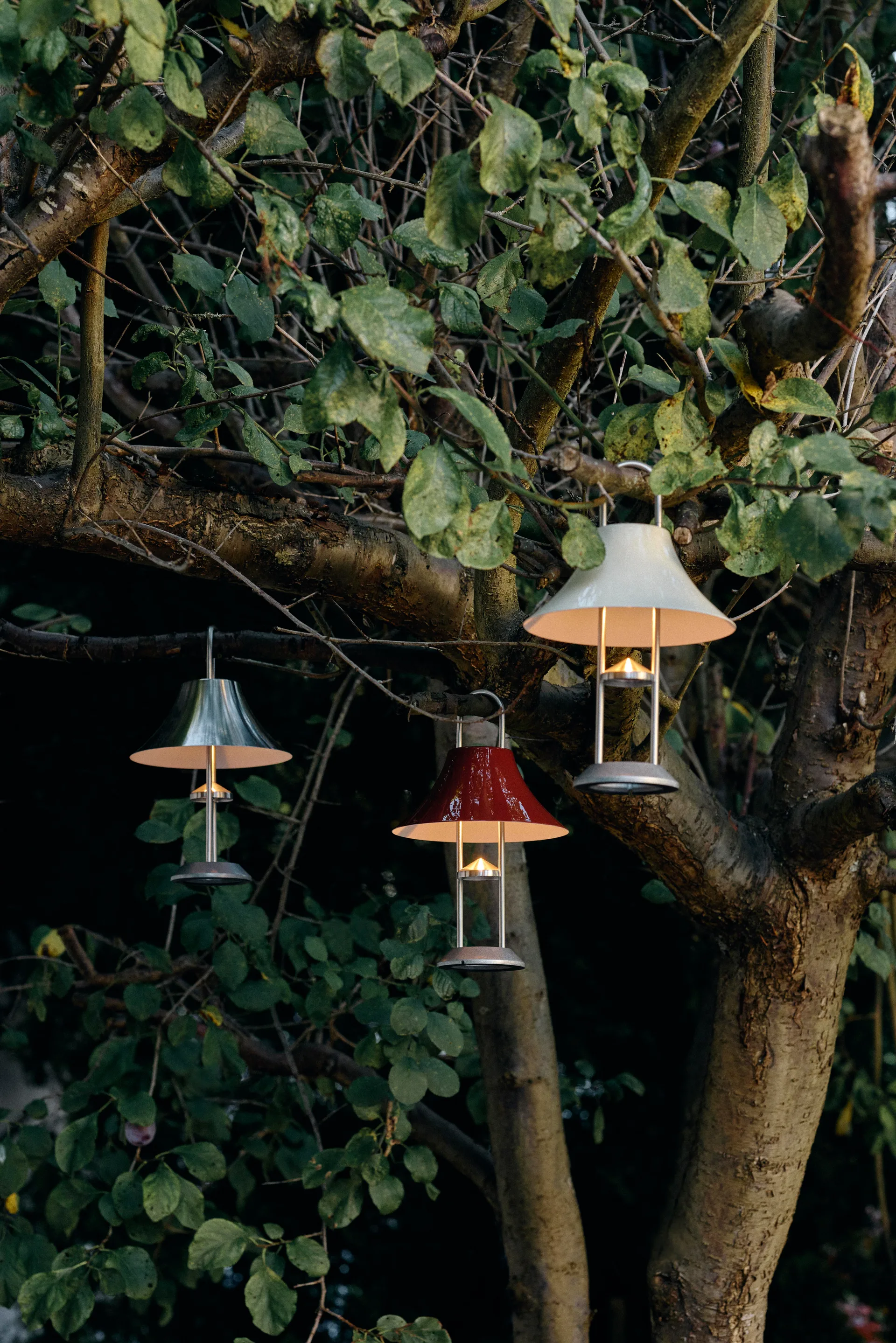 Mousqueton candeeiro de mesa portátil 30.5 cm, Iron vermelho HAY