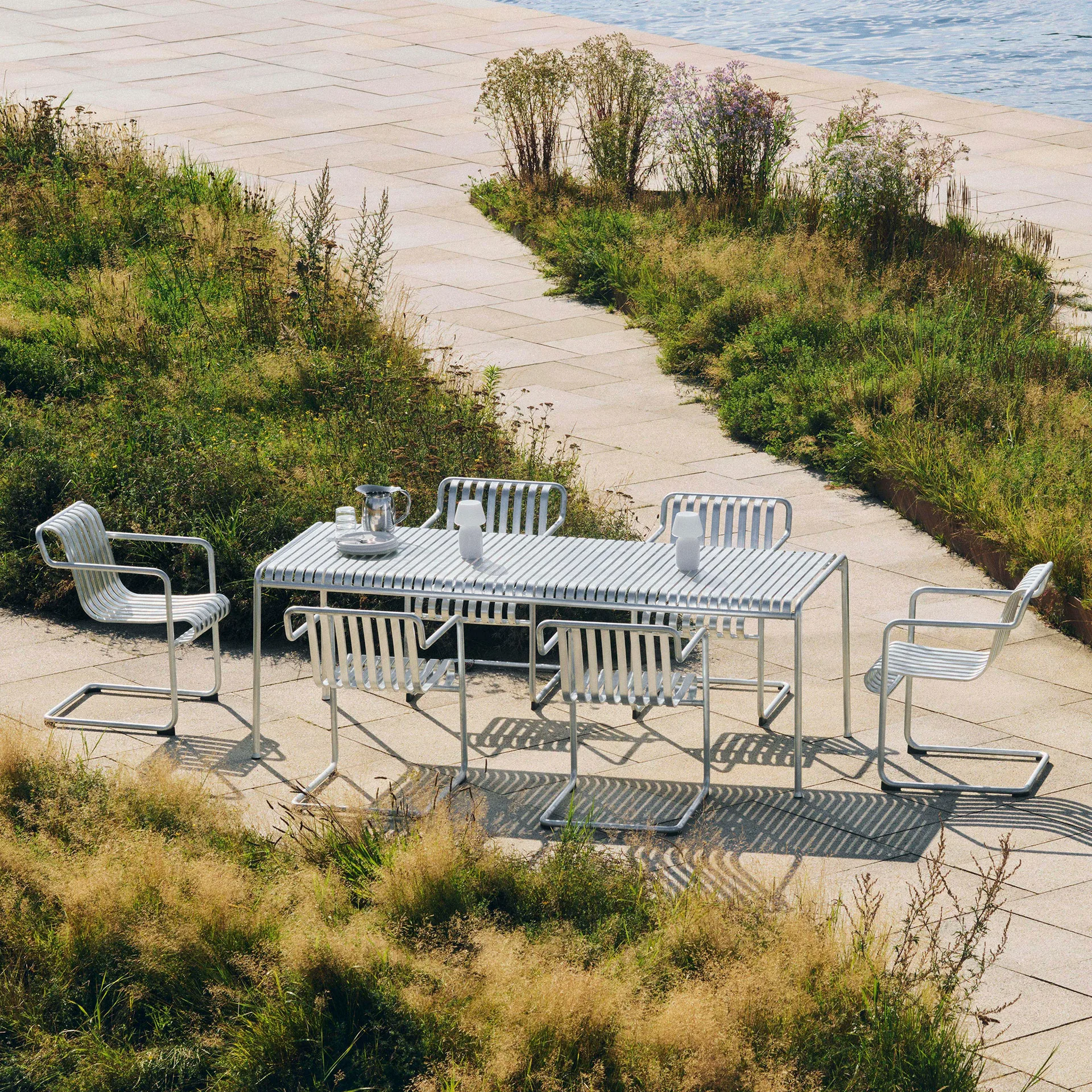 Palissade Cantilever Dining cadeira com braços, Aço galvanizado a quente HAY