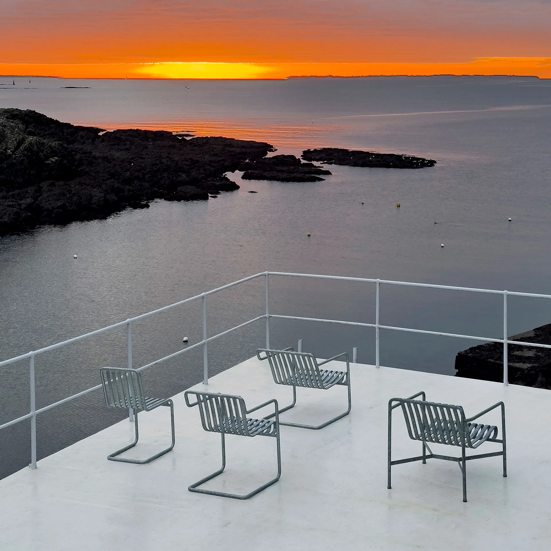 Palissade Cantilever Dining cadeira com braços, Aço galvanizado a quente HAY