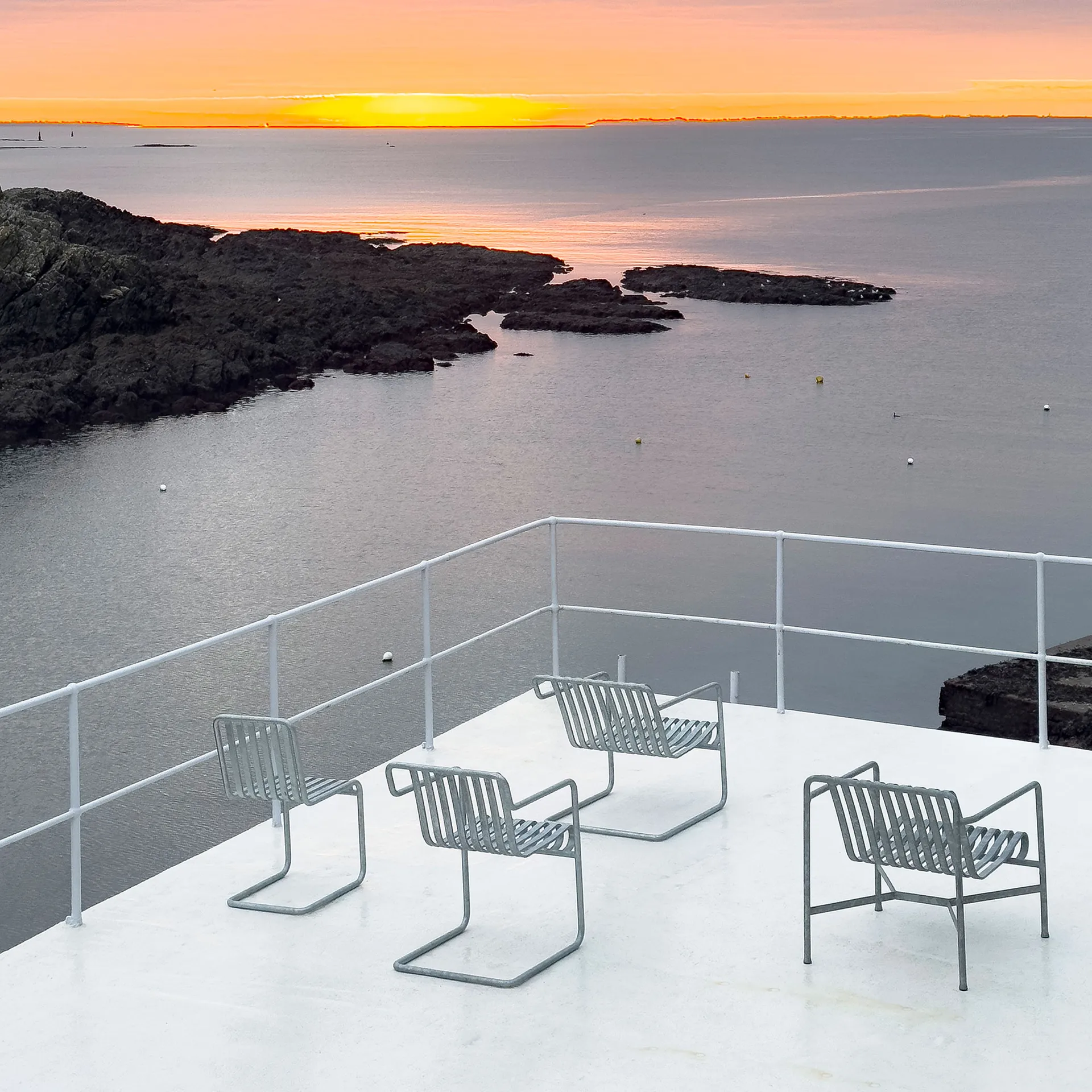 Palissade Cantilever Dining cadeira com braços, Aço galvanizado a quente HAY