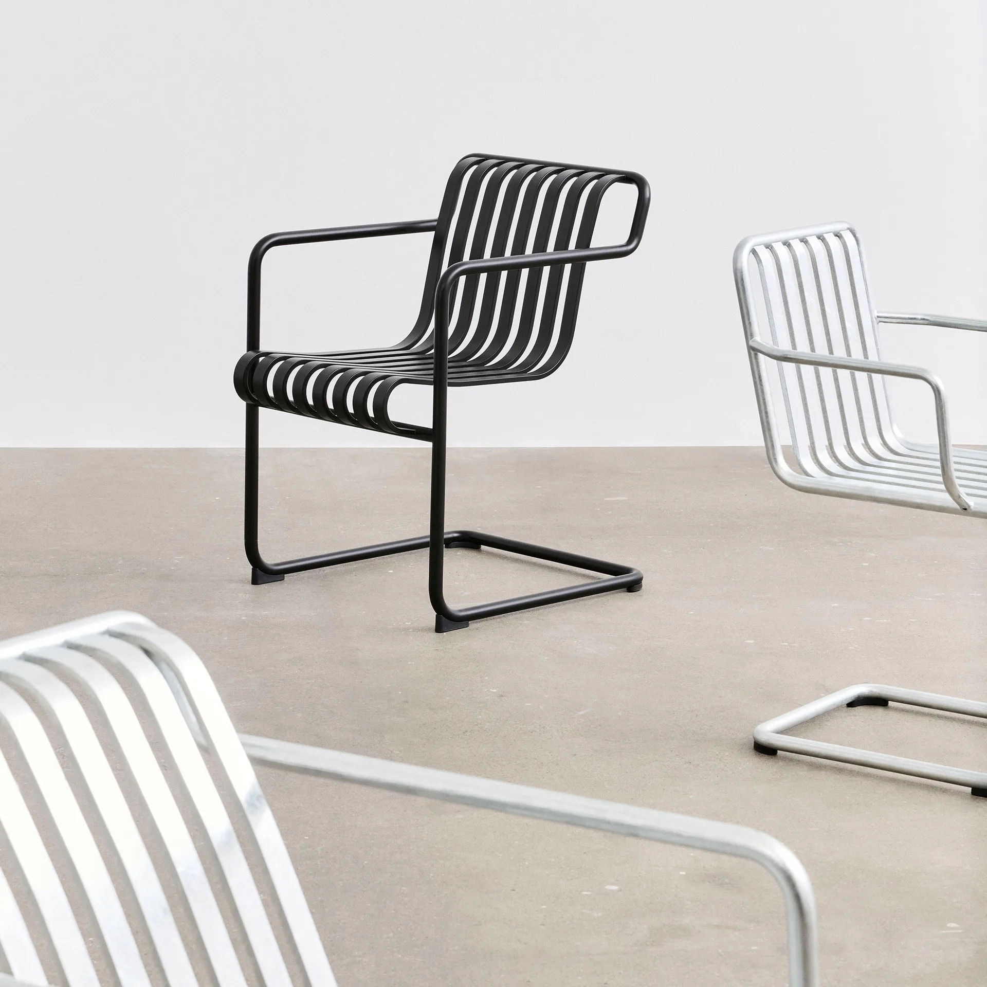 Palissade Cantilever Dining cadeira com braços, Antracite HAY