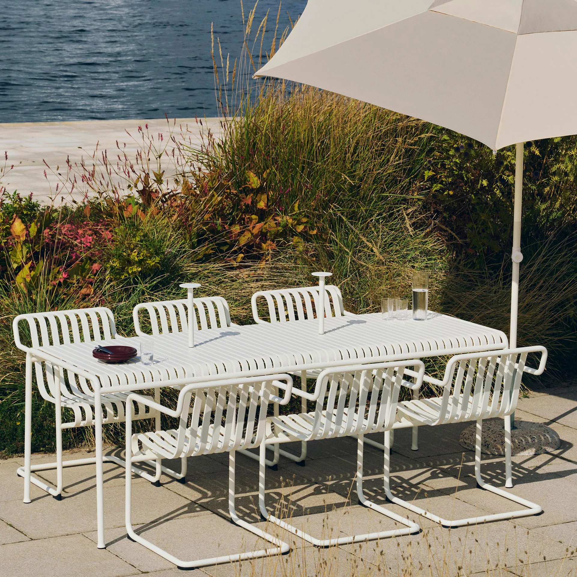 Palissade Cantilever Dining cadeira com braços, Creme branco HAY