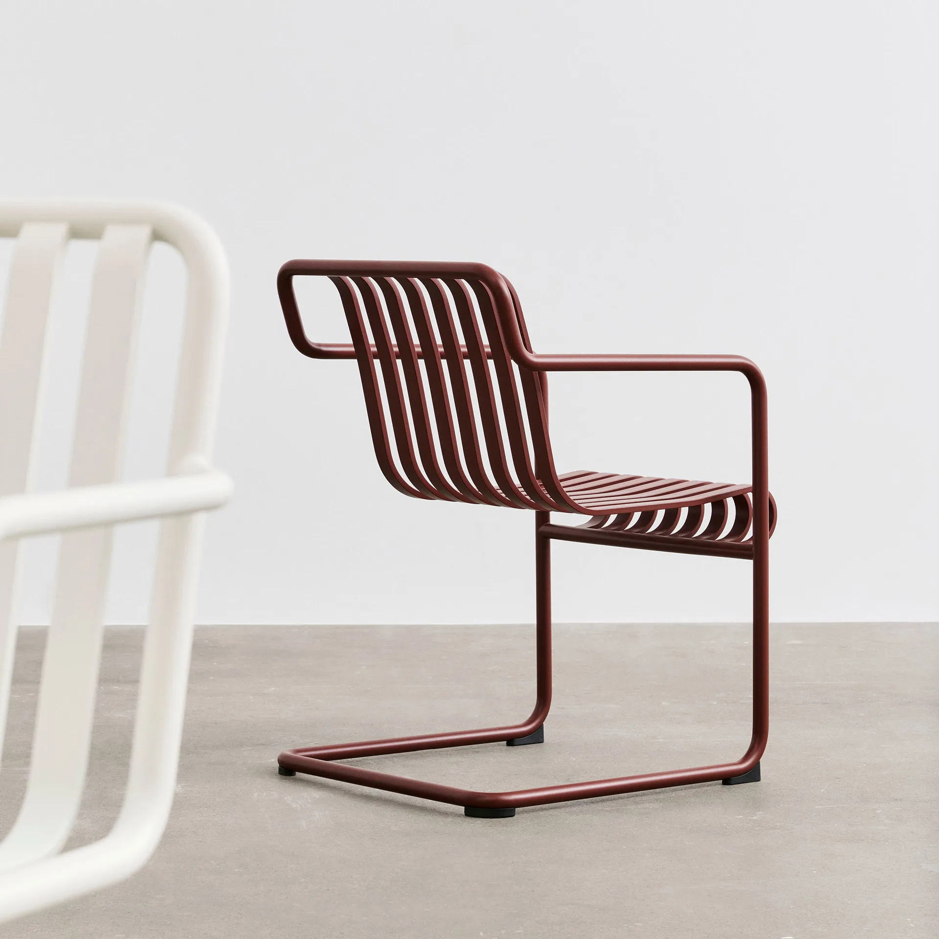 Palissade Cantilever Dining cadeira com braços, Vermelho ferro HAY