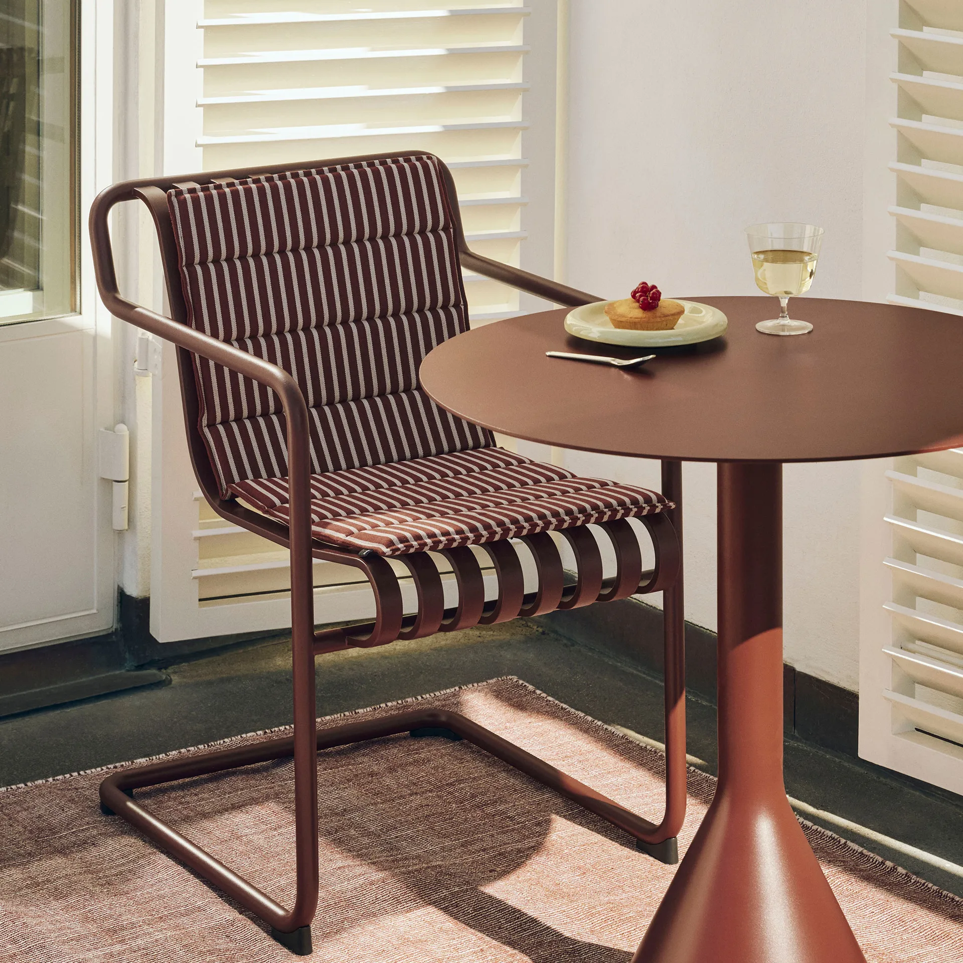 Palissade Cantilever Dining cadeira com braços, Vermelho ferro HAY