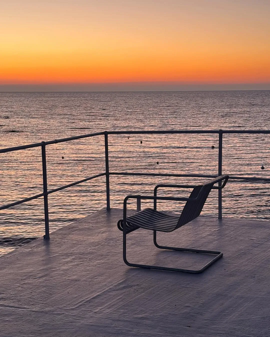 Palissade Cantilever Low poltrona lounge, Aço galvanizado a quente HAY