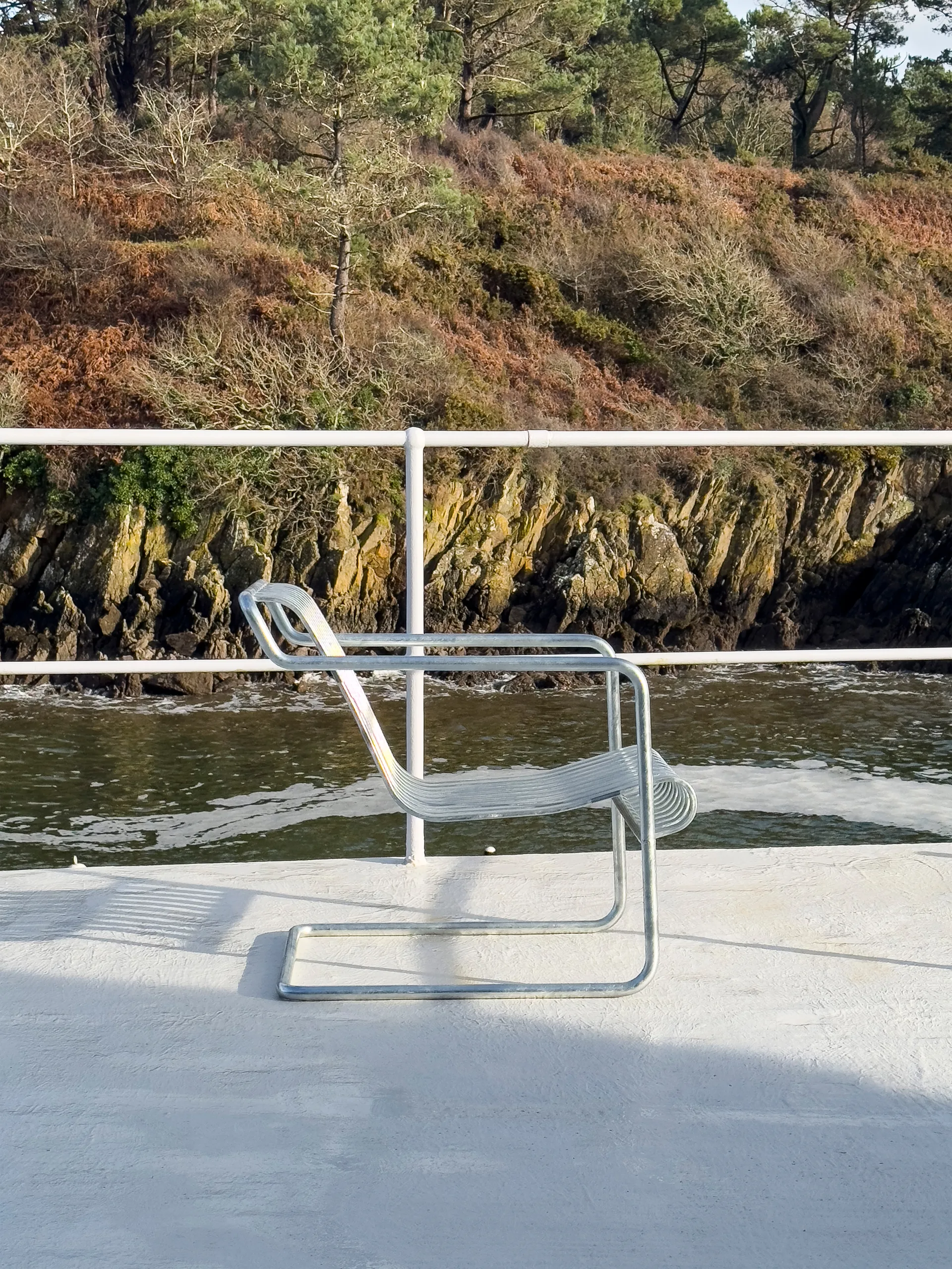 Palissade Cantilever Low poltrona lounge, Aço galvanizado a quente HAY