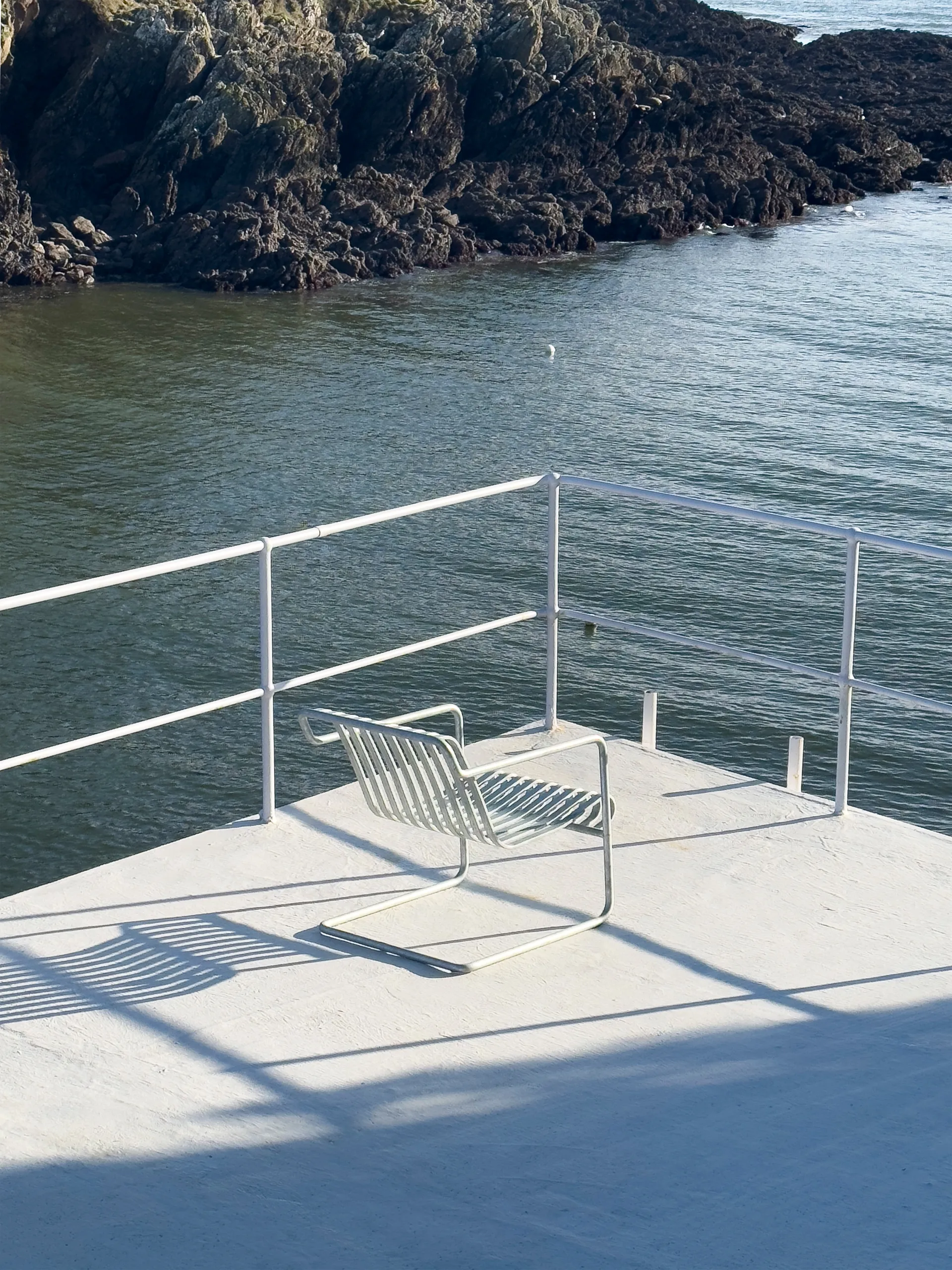 Palissade Cantilever Low poltrona lounge, Aço galvanizado a quente HAY