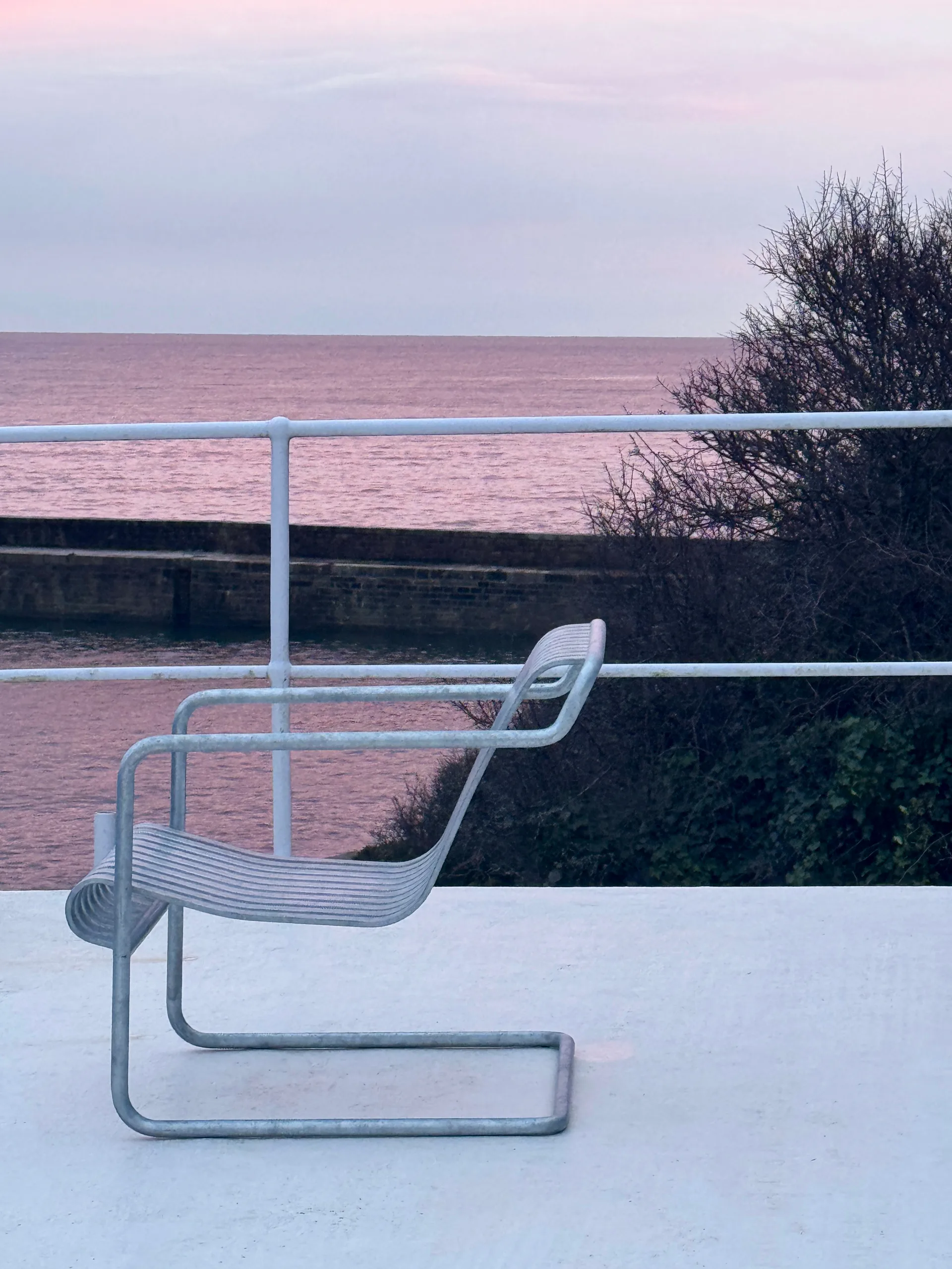 Palissade Cantilever Low poltrona lounge, Aço galvanizado a quente HAY