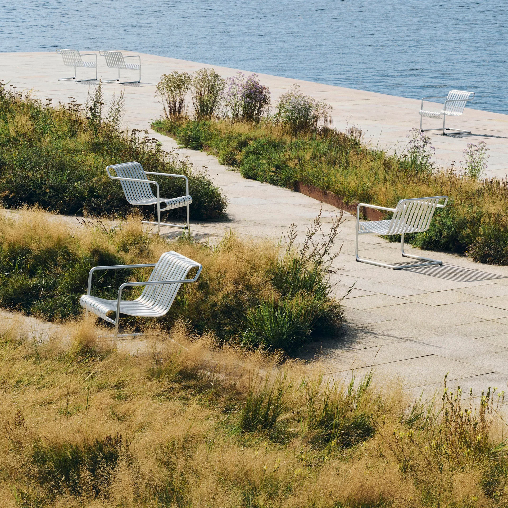 Palissade Cantilever Low poltrona lounge, Aço galvanizado a quente HAY