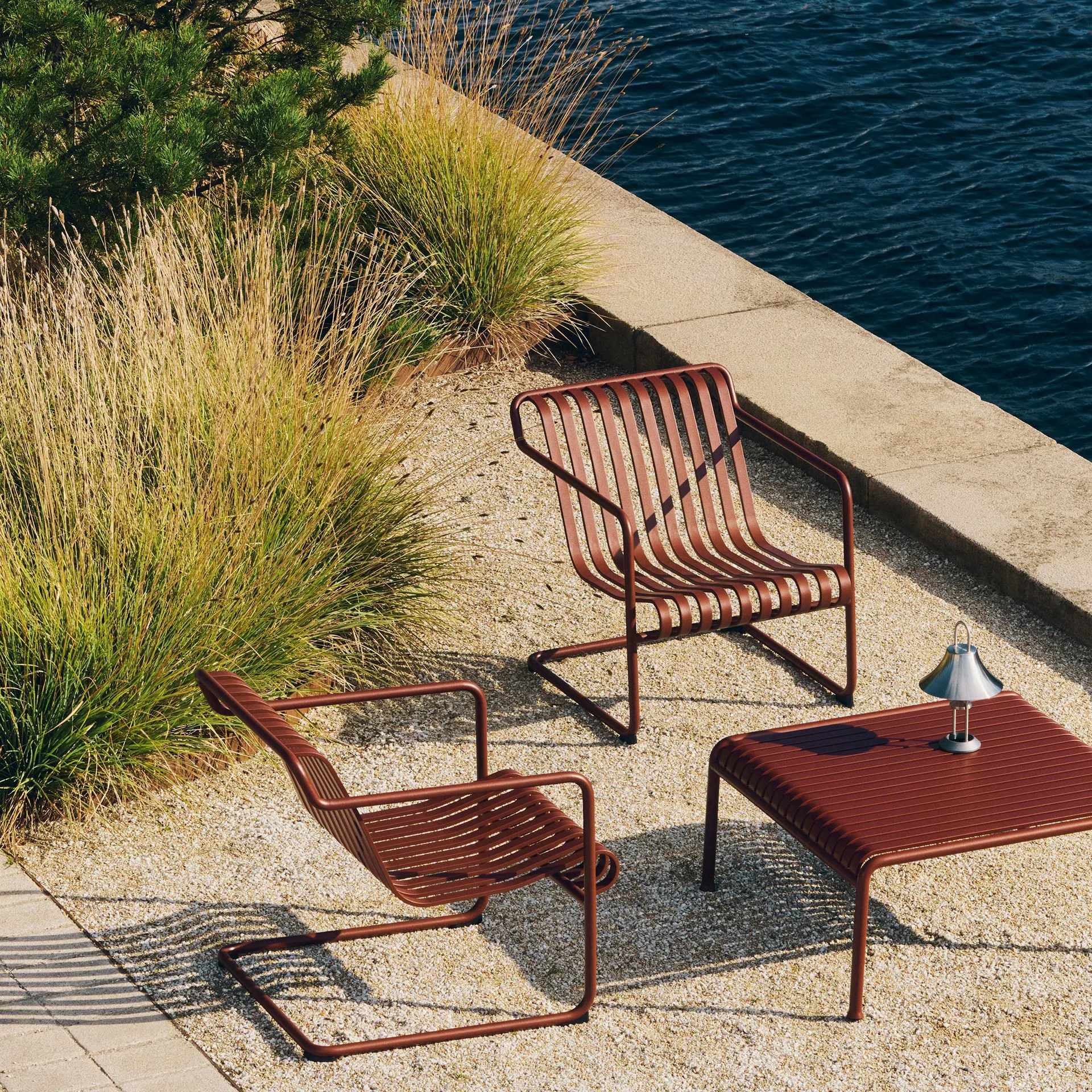 Palissade Cantilever Low poltrona lounge, Vermelho ferro HAY
