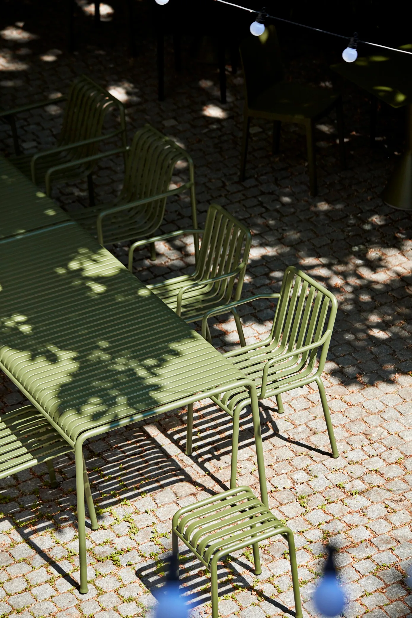 Palissade conjunto de jantar 2 cadeiras com braços + banco 170x90 cm azeitona,  HAY